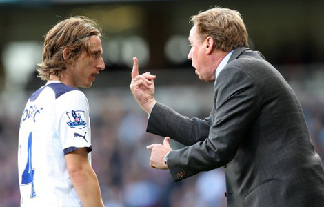 Tottenham Hotspur manager Harry Redknapp gives instructions to Luka Modric
