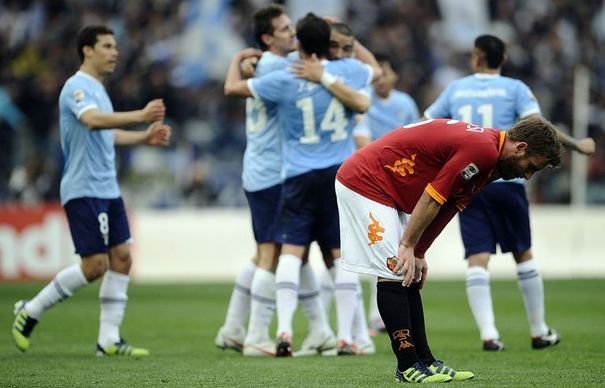 (c)48fm.com_282298_la-deception-du-milieu-de-terrain-de-la-roma-daniele-de-rossi-apres-le-derby-face-a-la-lazio-le-4-mars-2012