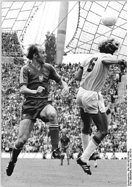 Lato_(c)_423px-Bundesarchiv_Bild_183-N0706-0040,_FuAYball-WM,_VR_Polen_-_Brasilien_1-0