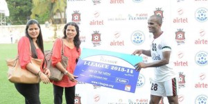Mohun Bagan's Wahid Sali with the MOTM award against Churchill Brothers