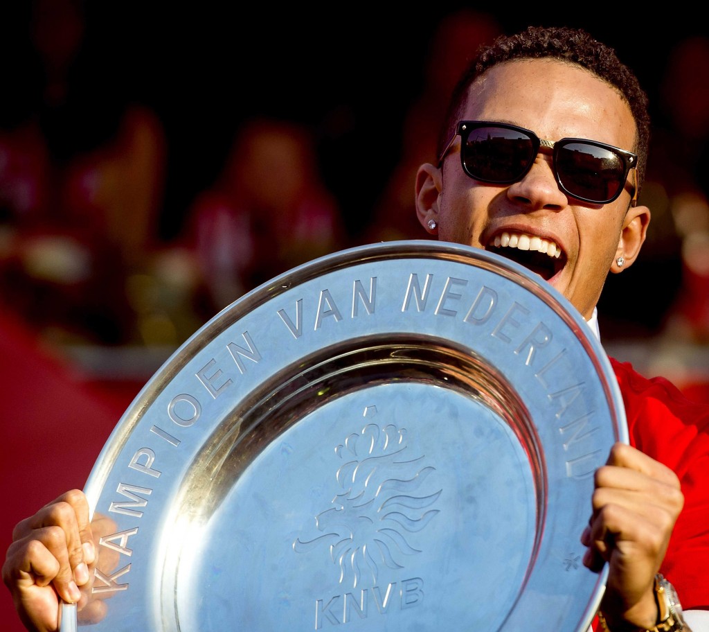 Manchester United sign Dutch forward Memphis Depay