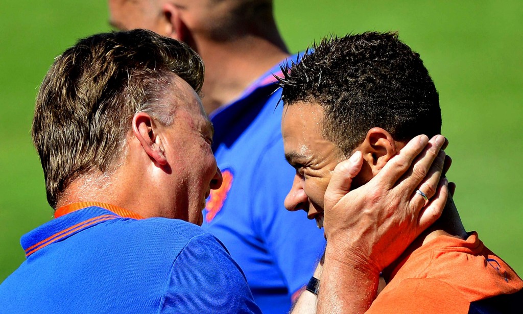 Manchester United sign Dutch forward Memphis Depay