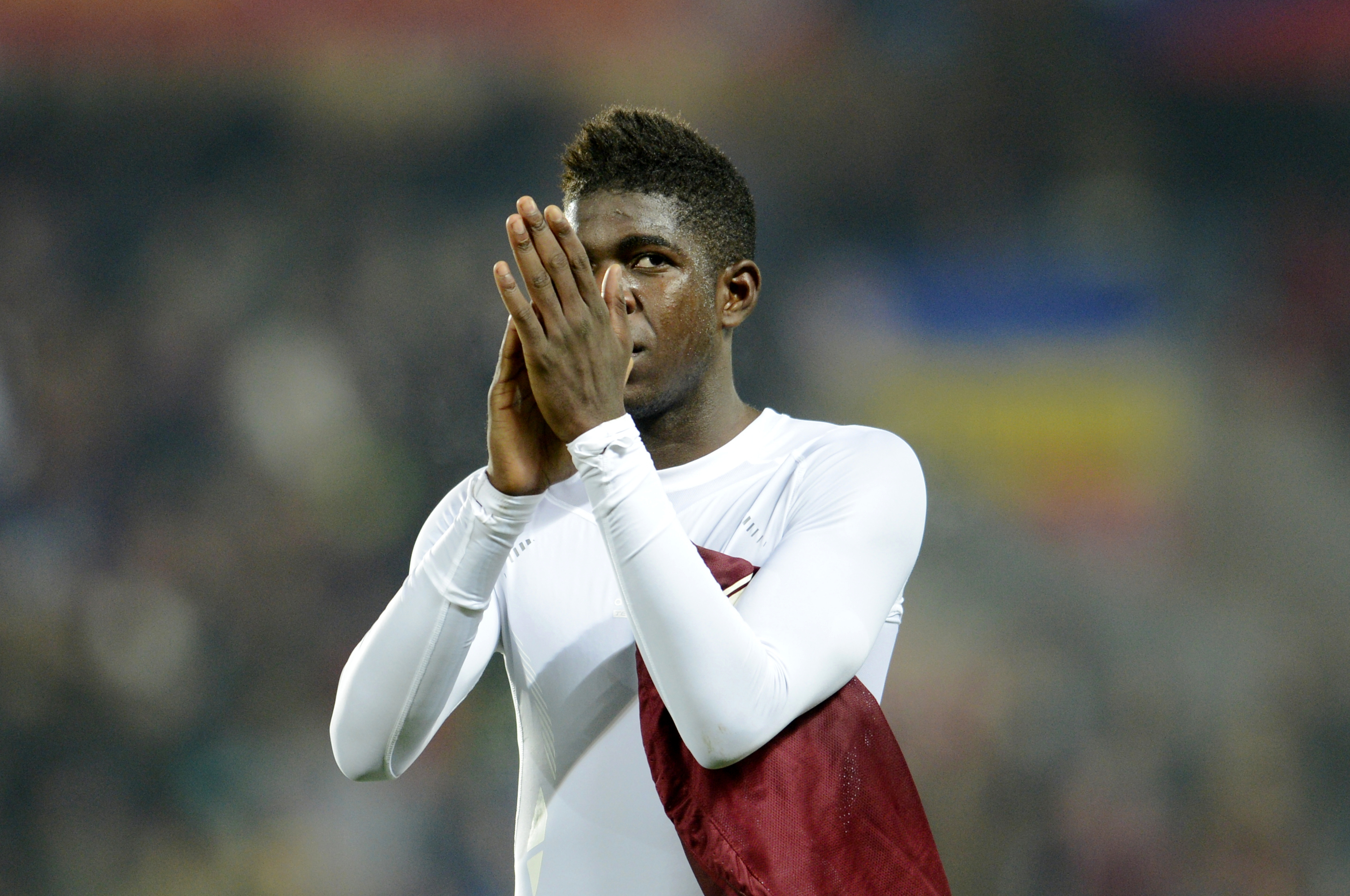 epa03482416 Samuel Umtiti of Olympique Lyon applauds supporters after the UEFA Europa League soccer match between Sparta Prague and Olympique Lyon in Prague, Czech Republic, 22 November 2012. EPA/FILIP SINGER
