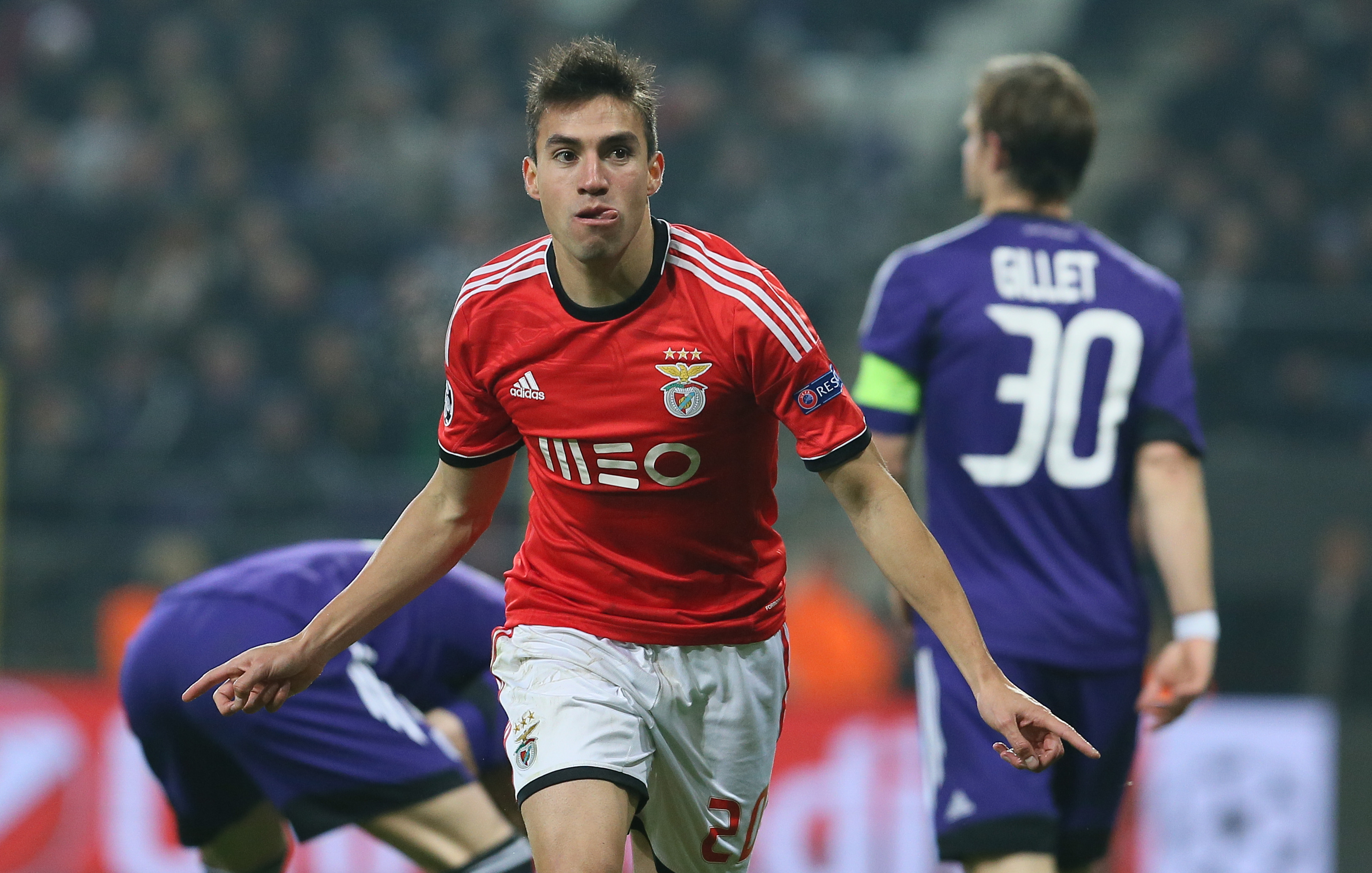 epa03968008 Lisbon Nicolas Gaitan celebrates after scoring a goal during the UEFA Champions League group C soccer match between RSC Anderlecht and Benfica Lisbon, at the Constant van den Stock stadium in Brussels, Belgium, 27 November 2013.  EPA/JULIEN WARNAND
