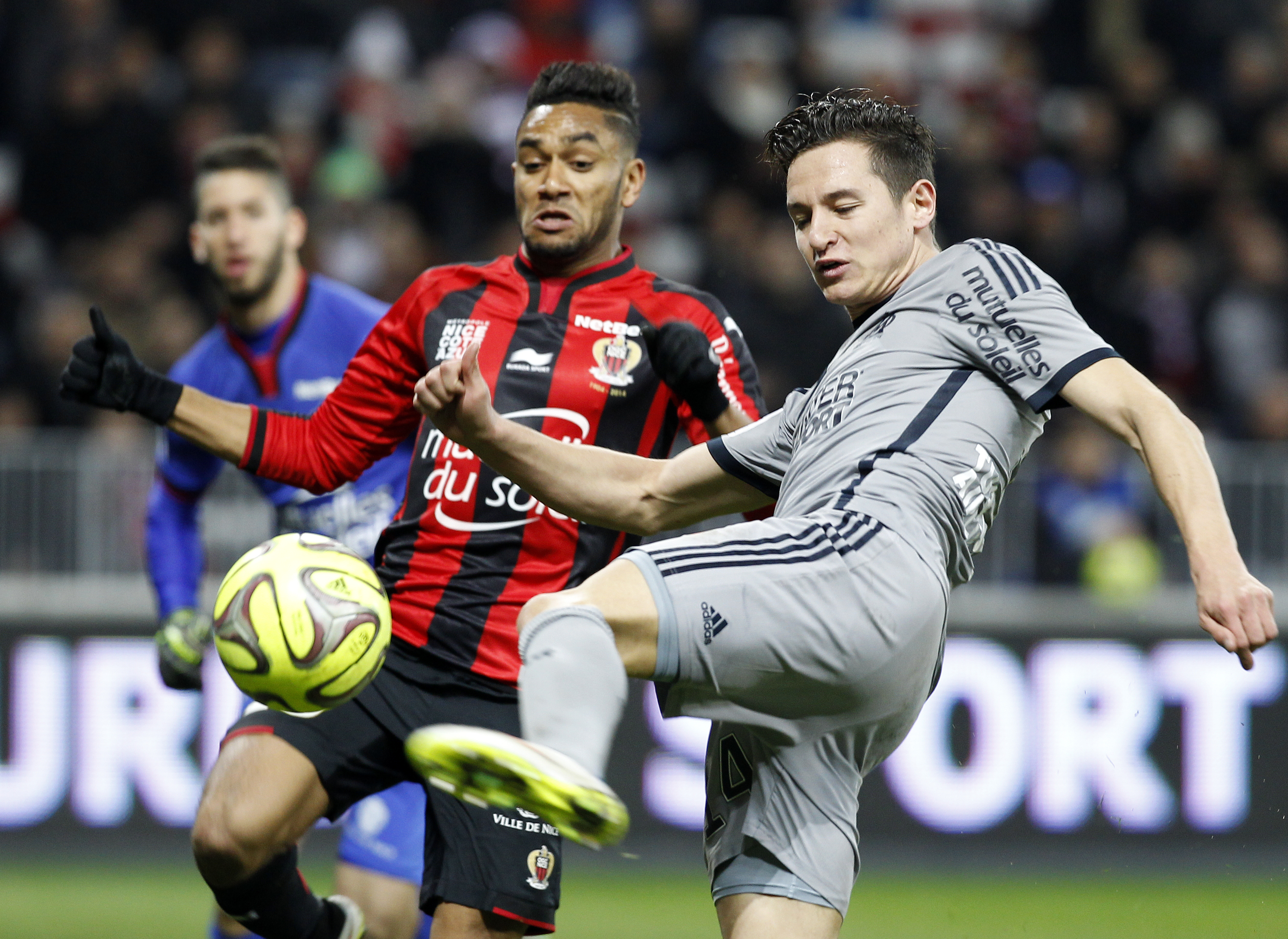 epa04579781 Jordan Amavi of OGC Nice (L) vies for the ball with Florian Thauvin of Olympique Marseille (R) during the French Ligue 1 soccer match, OGC Nice vs Olympique Marseille, at the Allianz Riviera stadium, in Nice, France, 23 January 2015. EPA/SEBASTIEN NOGIER