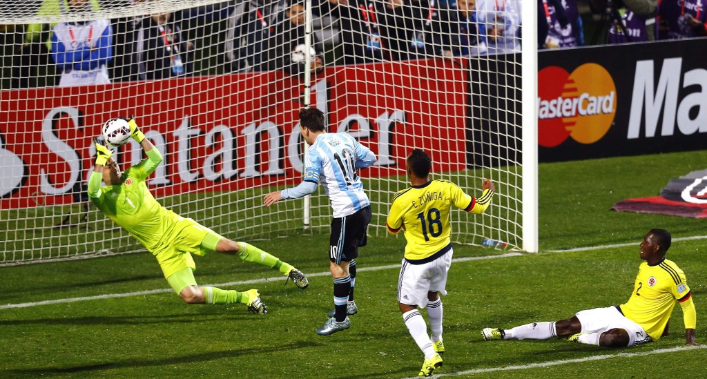 epa04820832 Colombian goalkeeper David Ospina (L) stops a ball headed by Argentinian striker Lionel Messi (2-L) during the Copa America 2015 quarter-final soccer match between Argentina and Colombia, at Estadio Sausalito in Vina del Mar, Chile, 26 June 2015. EPA/JAVIER VALDES