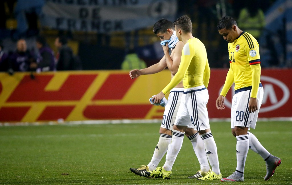epa04820902 Dejected Colombian players walk off the field at the end of the penalty shootout during the Copa America 2015 quarter-final soccer match between Argentina and Colombia, at Estadio Sausalito in Vina del Mar, Chile, 26 June 2015. EPA/JUAN CARLOS CARDENAS