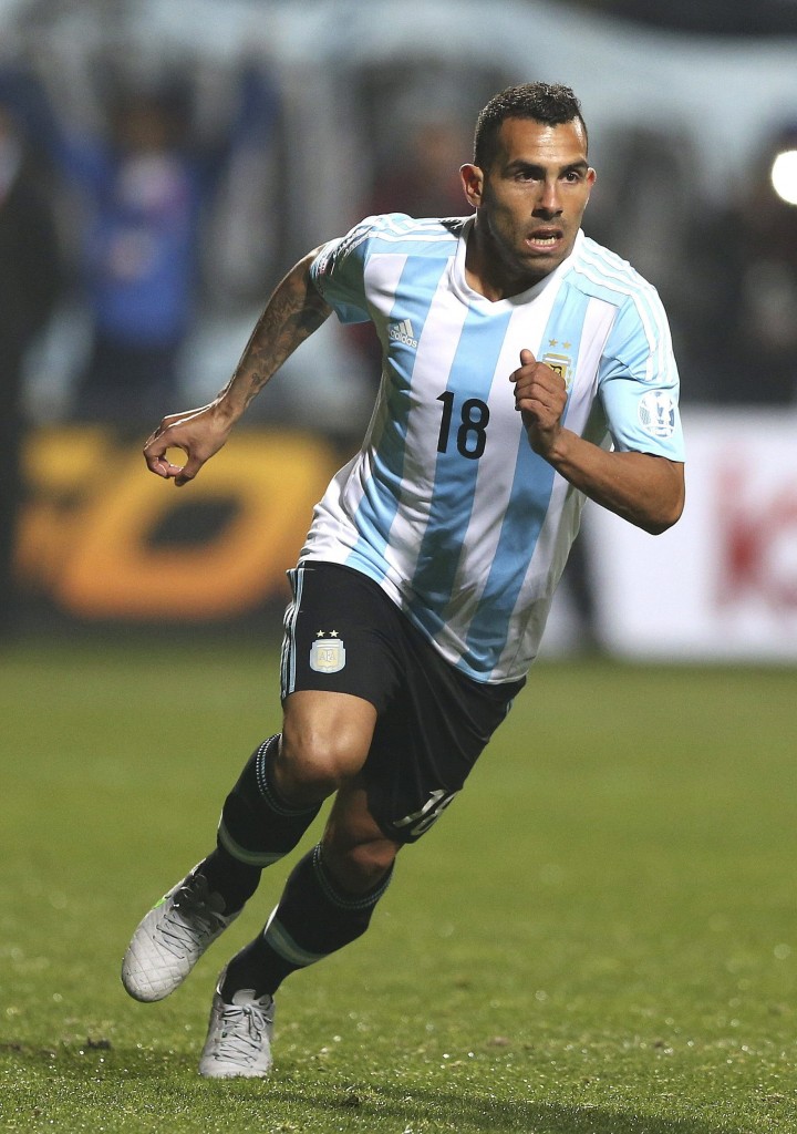 epa04820909 Argentinian striker Carlos Tevez's celebrates after scoring a penalty during the penalty shootout of the Copa America 2015 quarter-final soccer match between Argentina and Colombia, at Estadio Sausalito in Vina del Mar, Chile, 26 June 2015. EPA/MARIO RUIZ