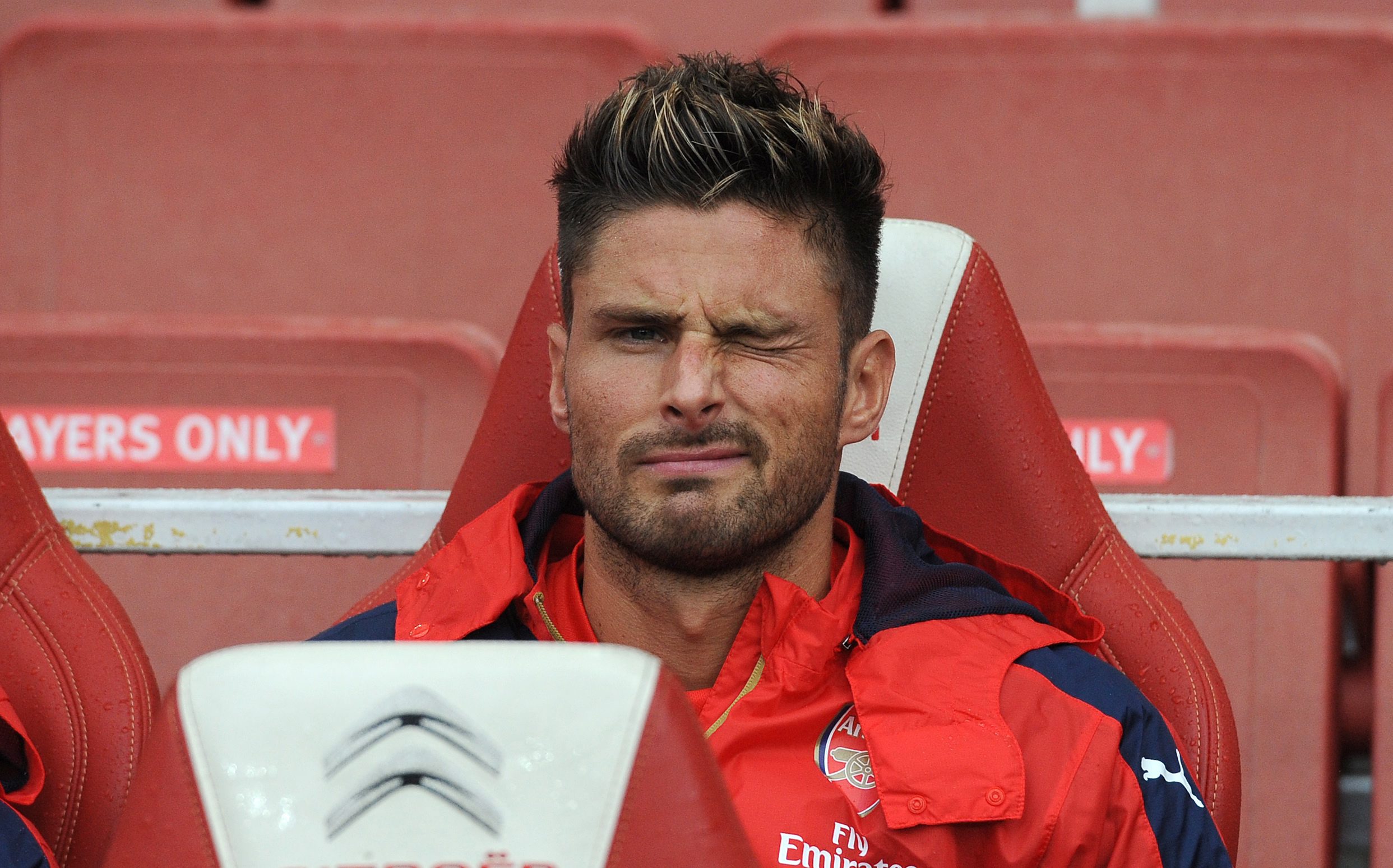 epa04861940 Arsenal's Olivier Giroud on the bench during an Emirates Cup soccer match between Arsenal and VFL Wolfsburg at the Emirates Stadium in London, Britain, 26 July 2015. EPA/WILL OLIVER