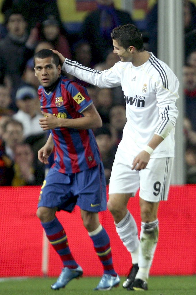 epa01949215 Real Madrid's Portuguese forward Cristiano Ronaldo (R) talks with FC Barcelona's Brazilian defender Dani Alves (L) during their Spanish Primera Division soccer match at the Camp Nou stadium in Barcelona, Spain, 29 November 2009. Barca won 1-0. EPA/ALBERTO ESTEVEZ