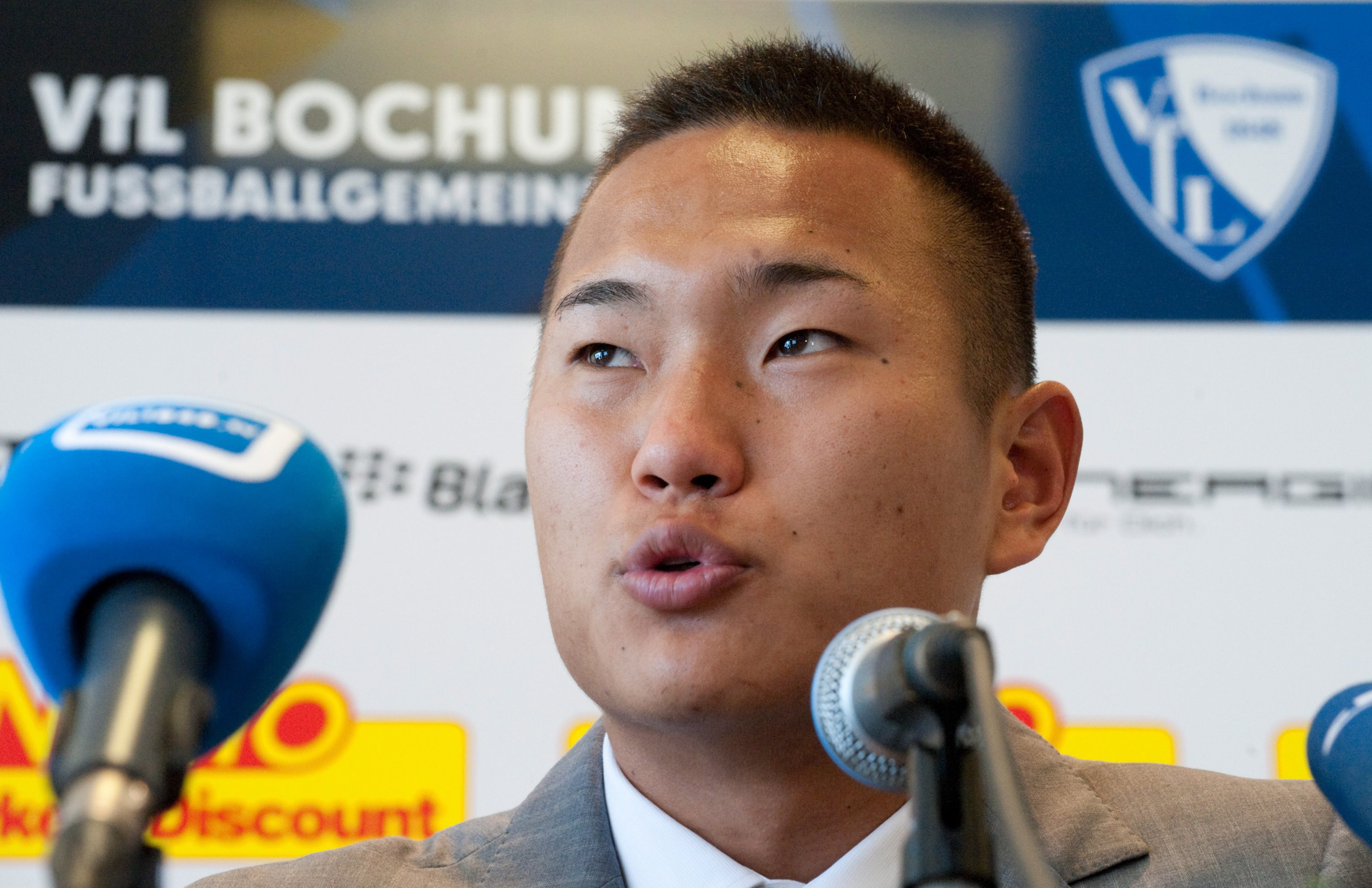 epa02254889 The newly acquired North Korean player Jong Tae-Se speaks at a news conference of the German soccer club VfL Bochum in Bochum, Germany, 20 July 2010. Jong Tae-Se is the first North Korean player joining a team of the German professional soccer league. EPA/BERND THISSEN