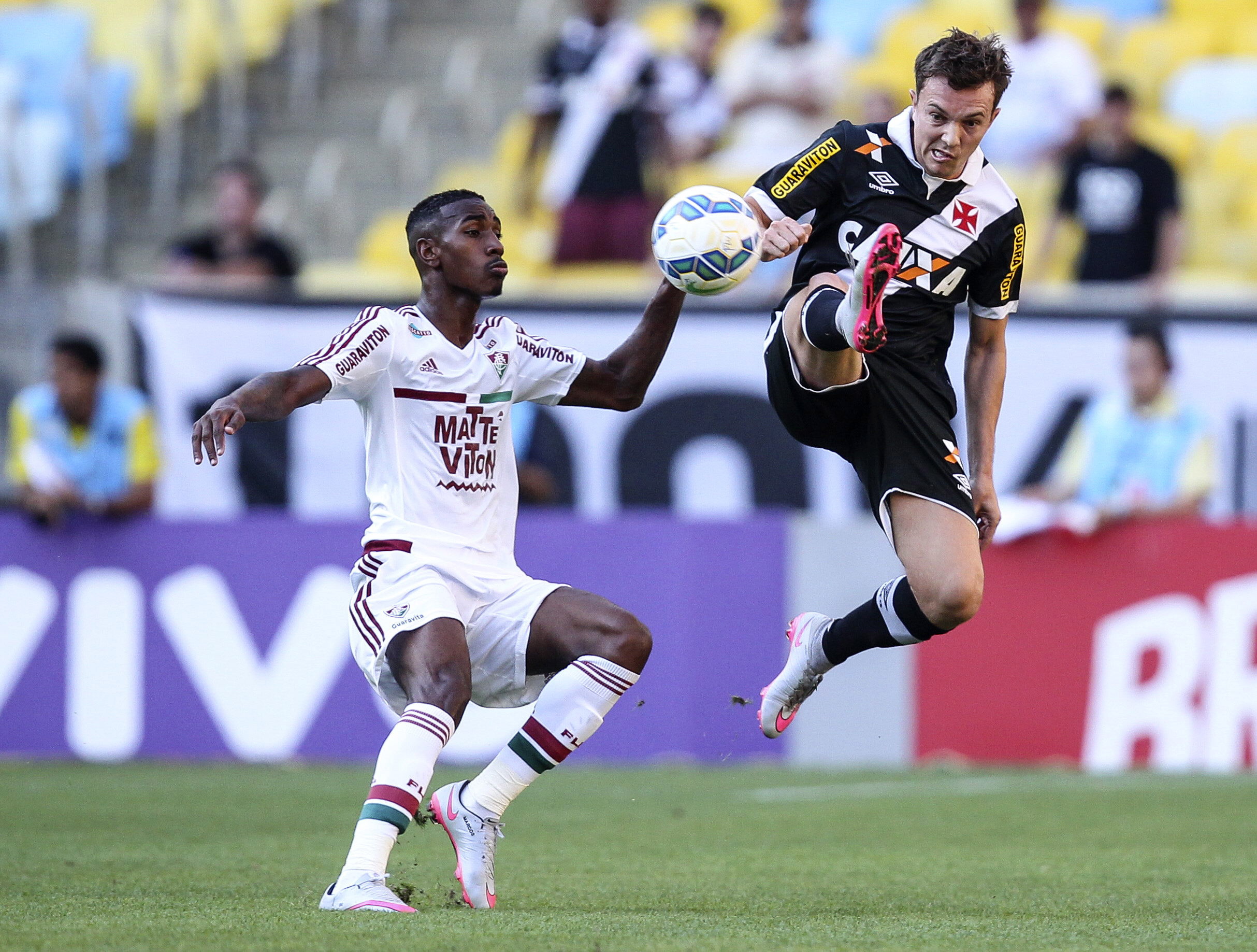 epa04853715 Fluminense's Gerson (L) fights for the ball with Vasco da Gama's Dagoberto (R), during the Brazilian Championship Serie A league match between Fluminense and Vasco da Gama, at the Maracana stadium in Rio de Janeiro, Brazil, 19 July 2015. EPA/Antonio Lacerda