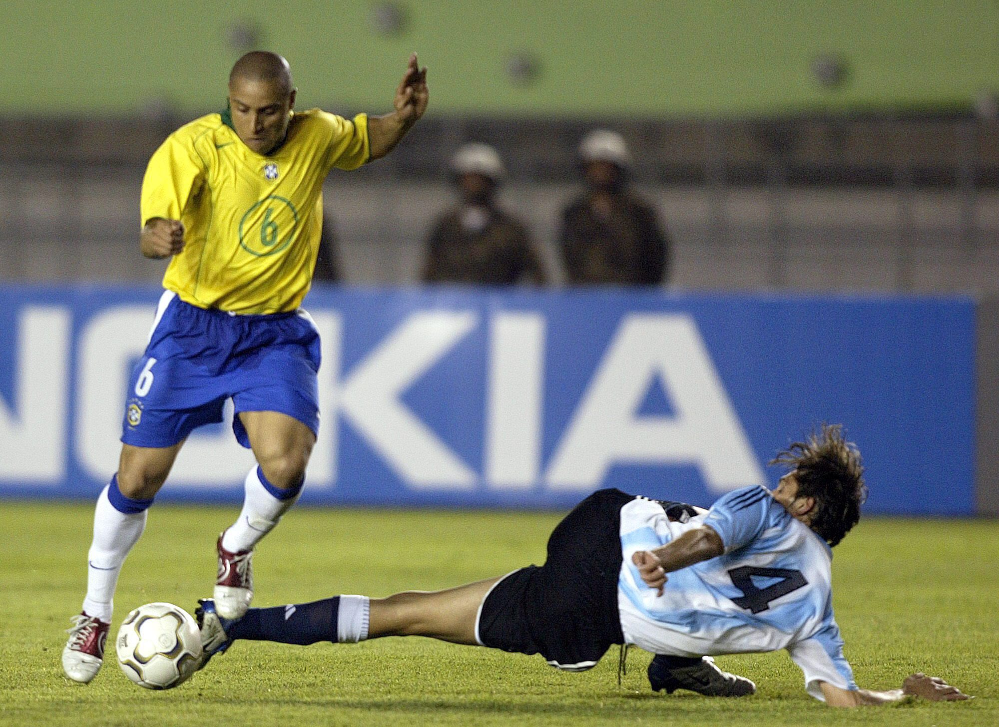 Brazilian team soccer player Roberto Carlos (L) fights for the ball against Fernando Quiroga (R) from Argentina during the qualifying round match for the Germany 2006 World Cup at Minerao Stadium in Belo Horizonte, Brazil, Wednesday 02 June 2004. Brazil won 3-1. EPA/CAETANO BARREIRA