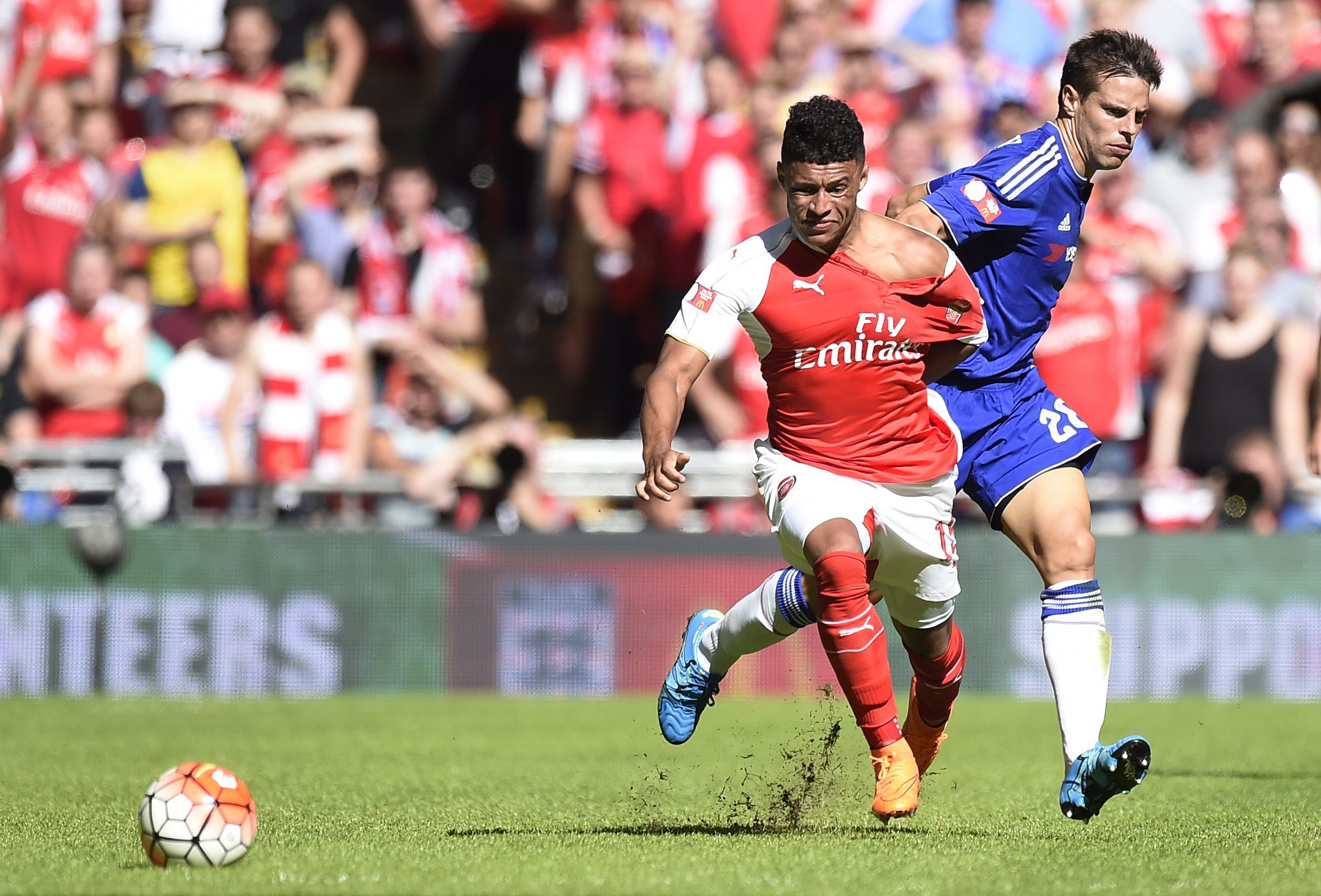 epa04870027 Arsenal Alex Oxlade Chamberlain (L) vies for the ball against Chelsea Cesar Azpilicueta (R) during their English FA Community Shield soccer match between Chelsea and Arsenal in Wembley stadium in London, Britain, 02 August 2015. EPA/FACUNDO ARRIZABALAGA DataCo terms and conditions apply. http://www.epa.eu/files/Terms%20and%20Conditions/DataCo_Terms_and_Conditions.pdf