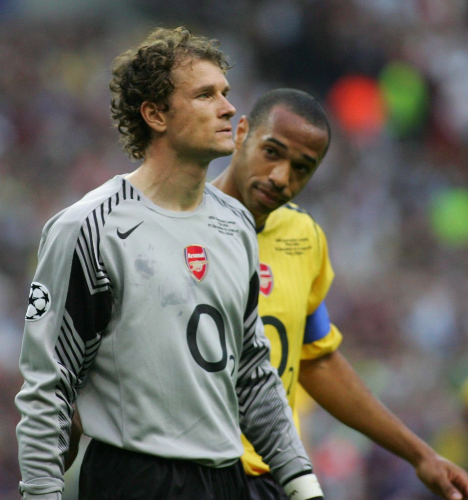 epa00715330 Arsenal FC's Thierry Henry (R) comforts German goalkeeper Jens Lehmann (L), who leaves the pitch after receiving the red card during the UEFA Champions League soccer final against FC Barcelona at the Stade de France in St. Denis near Paris, Wednesday 17 May 2006. EPA/GERRY PENNY