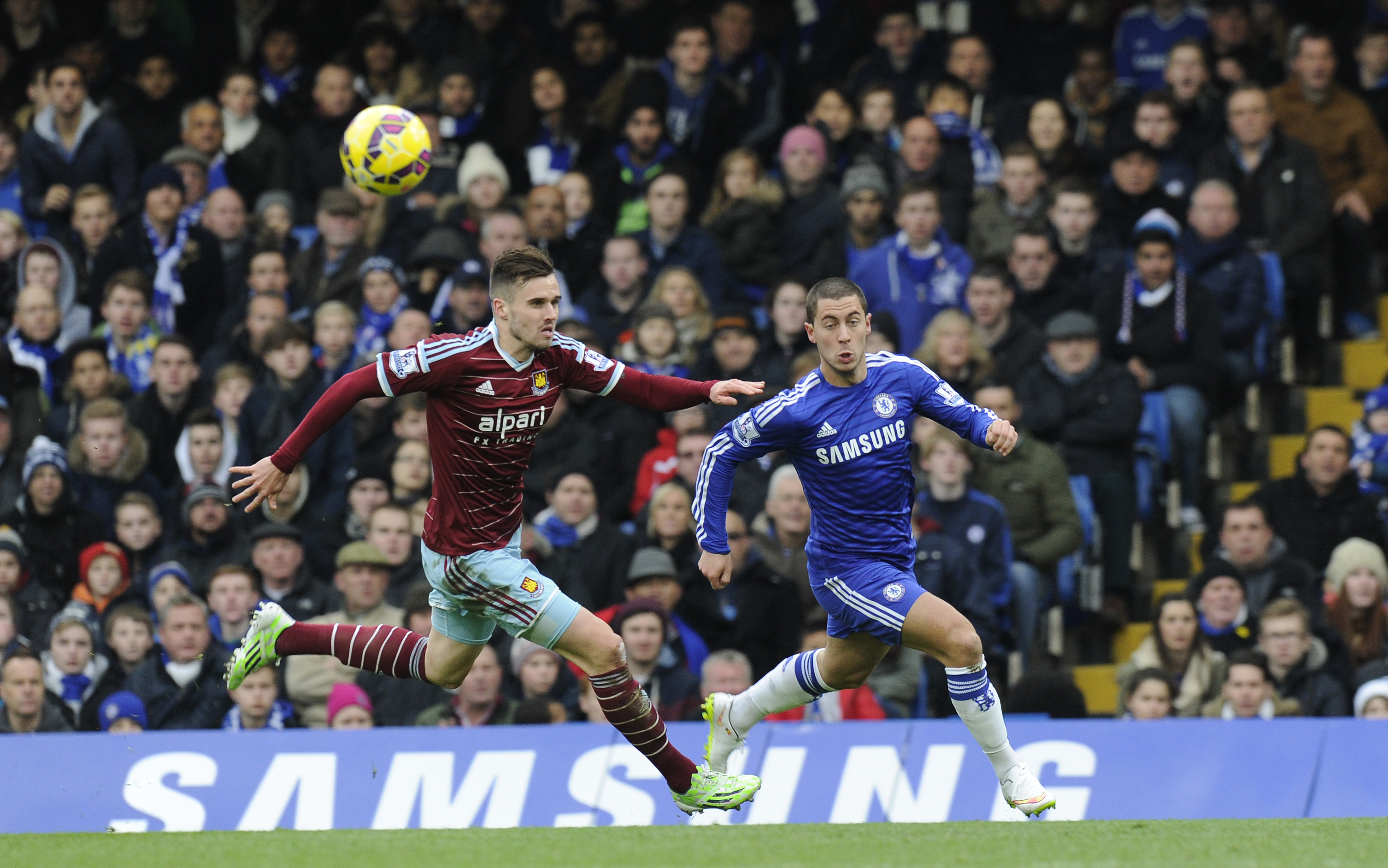 epa04540501 Chelsea Eden Hazard (R) vies for the ball against West Ham Carl Jenkinson (L) during their English Premier League soccer match between Chelsea and West Ham United at Stamford Bridge in London, Britain, 26 December 2014. EPA/FACUNDO ARRIZABALAGA DataCo terms and conditions apply. http://www.epa.eu/files/Terms%20and%20Conditions/DataCo_Terms_and_Conditions.pdf