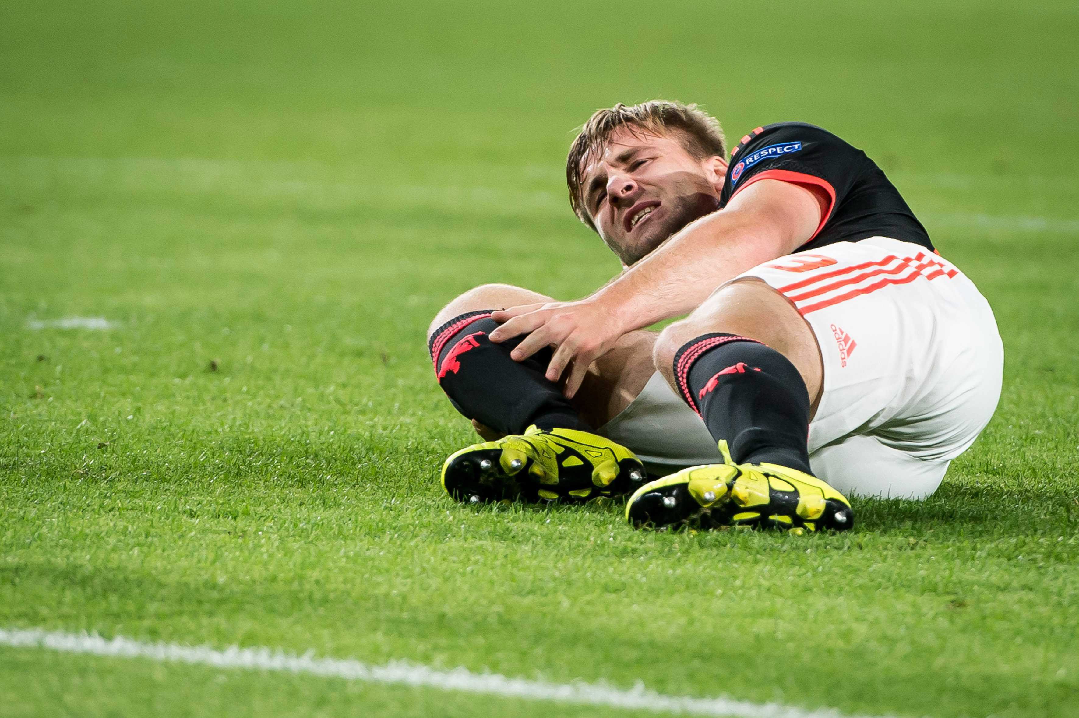 epa04932430 Manchester United's Luke Shaw reacts in pain and hold his right leg during the UEFA Champions League match between PSV Eindhoven and Manchester United in Eindhoven, the Netherlands, 15 September 2015. EPA/RONALD BONESTROO