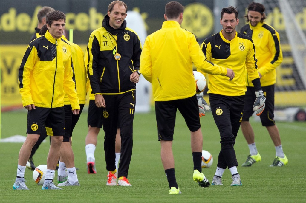epa04932788 Dortmund's Jonas Hofmann (L), Roman Buerki (R) and head coach Thomas Tuchel during a training session of German Bundesliga soccer club Borussia Dortmund at Brakel training centre in Dortmund, Germany, 16 September 2015. Dortmund will face FK Krasnodar in an UEFA Europa League soccer match in Dortmund on 17 September 2015. EPA/MAJA HITIJ