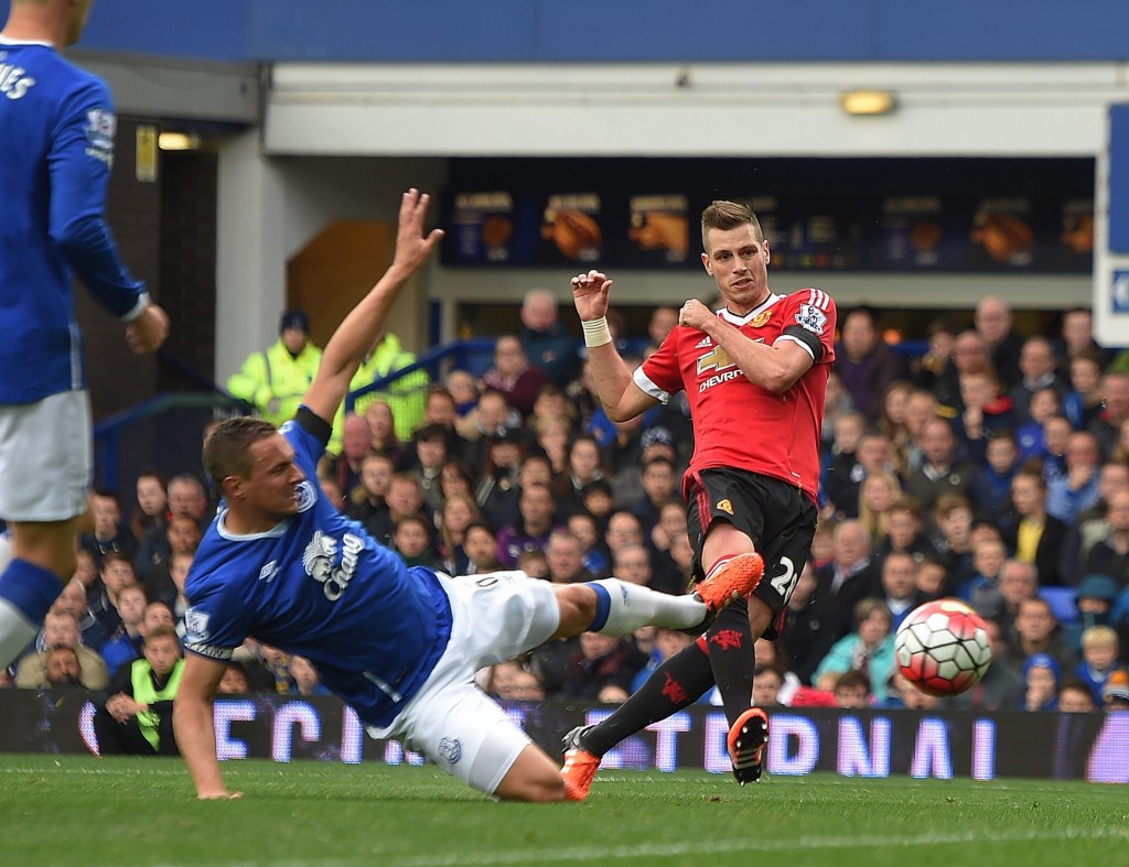 Manchester United's Morgan Schneiderlin (R) scores the opening goal during the English Premier League soccer match between Everton and Manchester United at Goodison Park, Liverpool, Britain, 17 October 2015. (Photo by Peter Powell/EPA)