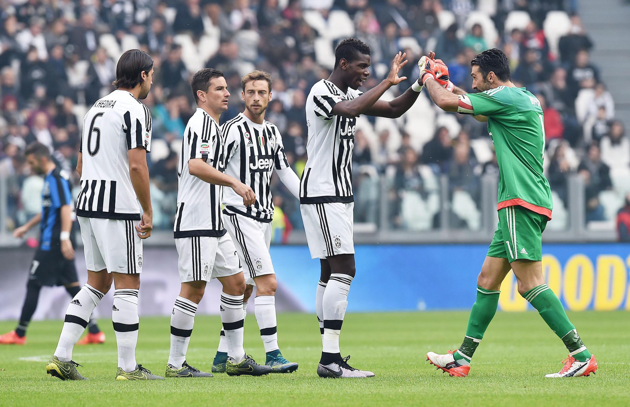 French midfielder Paul Pogba of Juventus gestures with teammate Gigi Buffon (R) during Italian Serie A soccer match between Juventus and Atalanta at the Juventus stadium in Turin, 25 October 2015. EPA/DI MARCO
