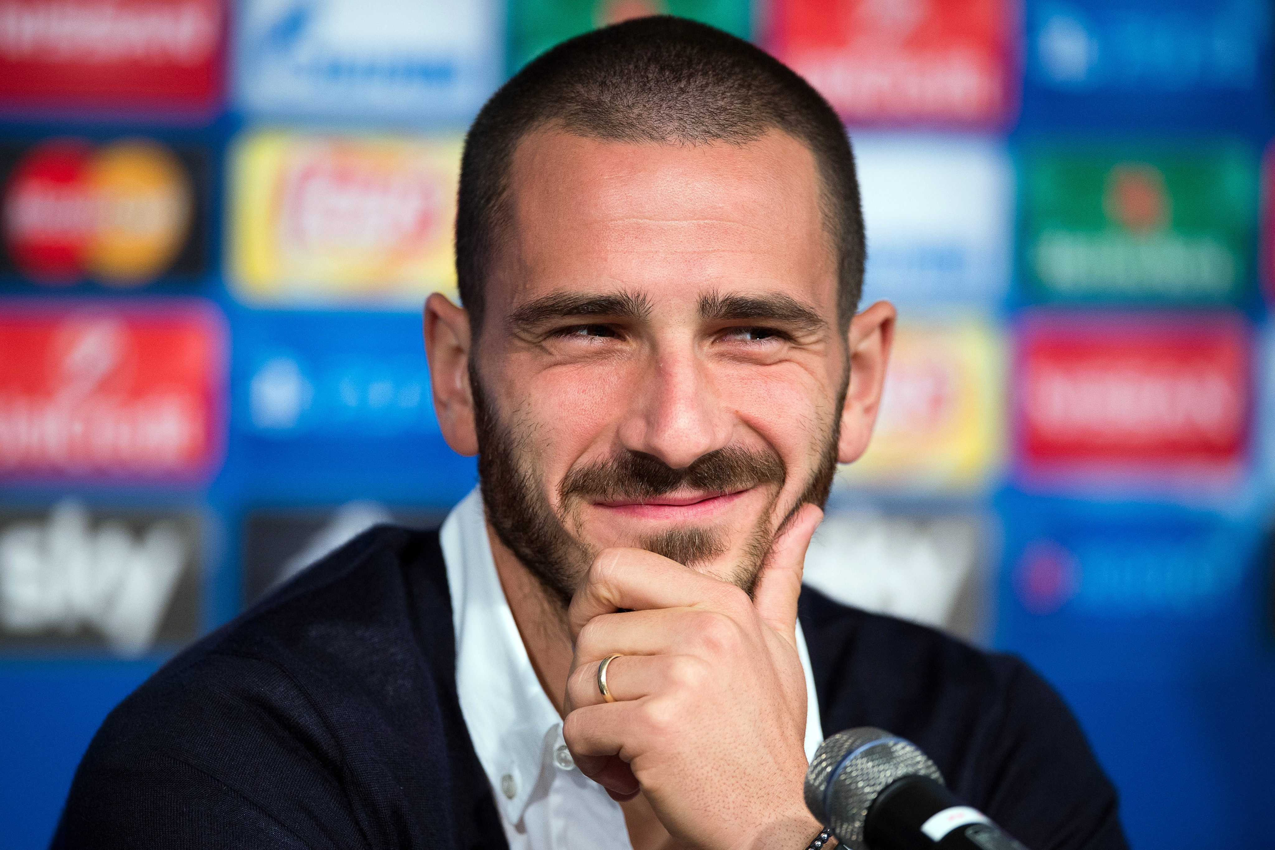 epa05007981 Juventus' Leonardo Bonucci smiles during a press conference in Moenchengladbach, Germany, 02 November 2015. Juventus FC will face Borussia Moenchengladbach in the UEFA Champions League group D soccer match on 03 November 2015. EPA/MARIUS BECKER