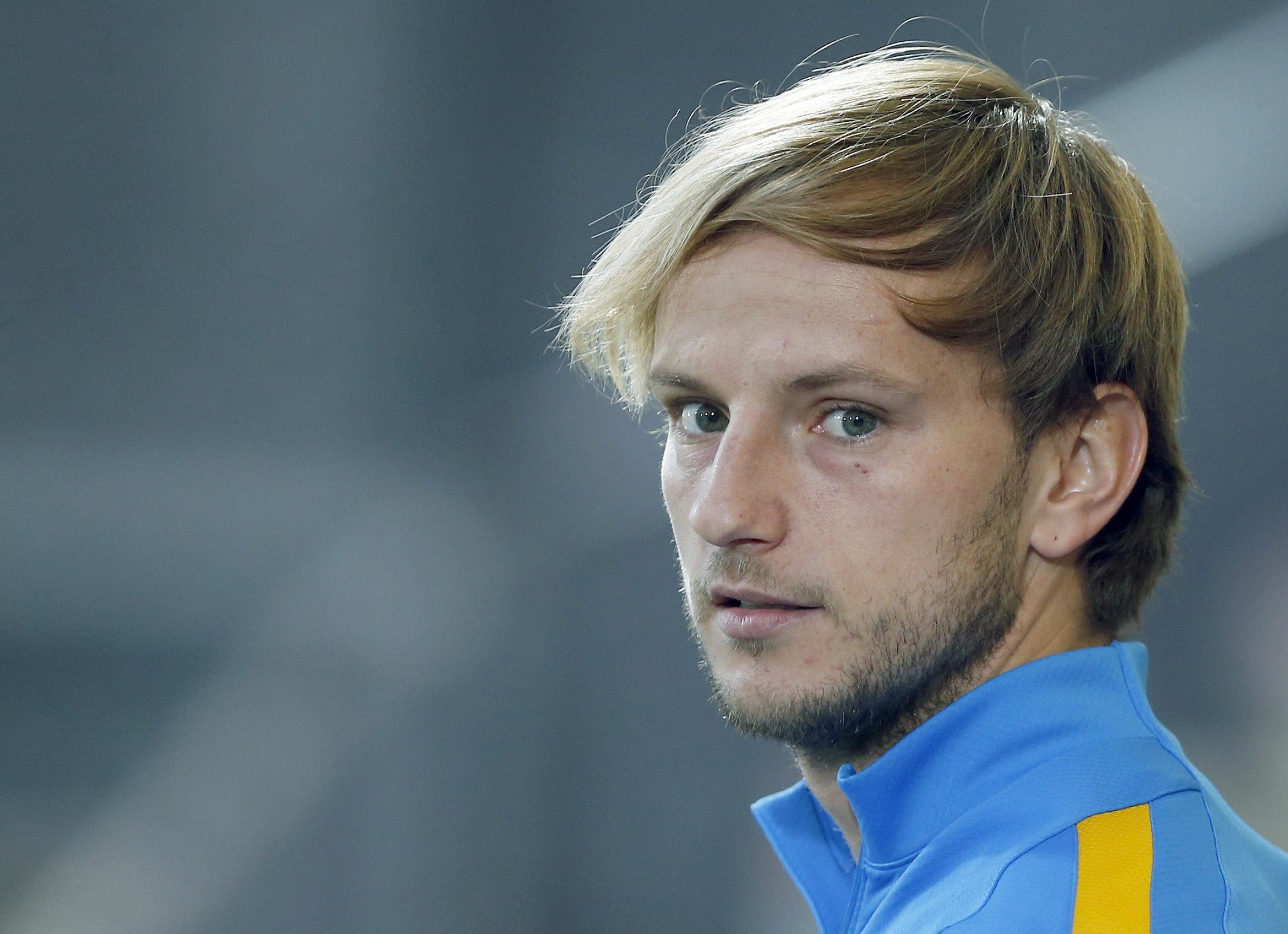 epa05034883 FC Barcelona's Croatian midfielder Ivan Rakitic reacts during a team's training session held at sports city of Sant Joan Despi, near Barcelona, Spain, on 20 November 2015, on the eve of their Spanish Primera Division soccer match against Real Madrid. EPA/Andreu Dalmau