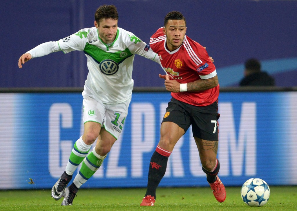 Christian Traesch (l) of Wolfsburg and Memphis Depay of Manchester (r) during of the UEFA Champions League Group B match between VfL Wolfsburg vs Manchester United in Wolfsburg, Germany, 08 December 2015. (Photo by Peter Steffen/EPA)