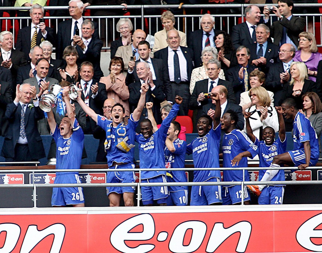 epa01013414 Chelsea's players celebrate as captain John Terry (front L) lifts the F.A Cup after their 1-0 extra time win over Manchester United in the 2007 F.A Cup final at the new Wembley Stadium in London, 19 May 2007. Didier Drogba scored the winner late in extra time. EPA/ANDY RAIN NO ONLINE/INTERNET USE WITHOUT A LICENCE FROM FOOTBALL DATA CO. LTD
