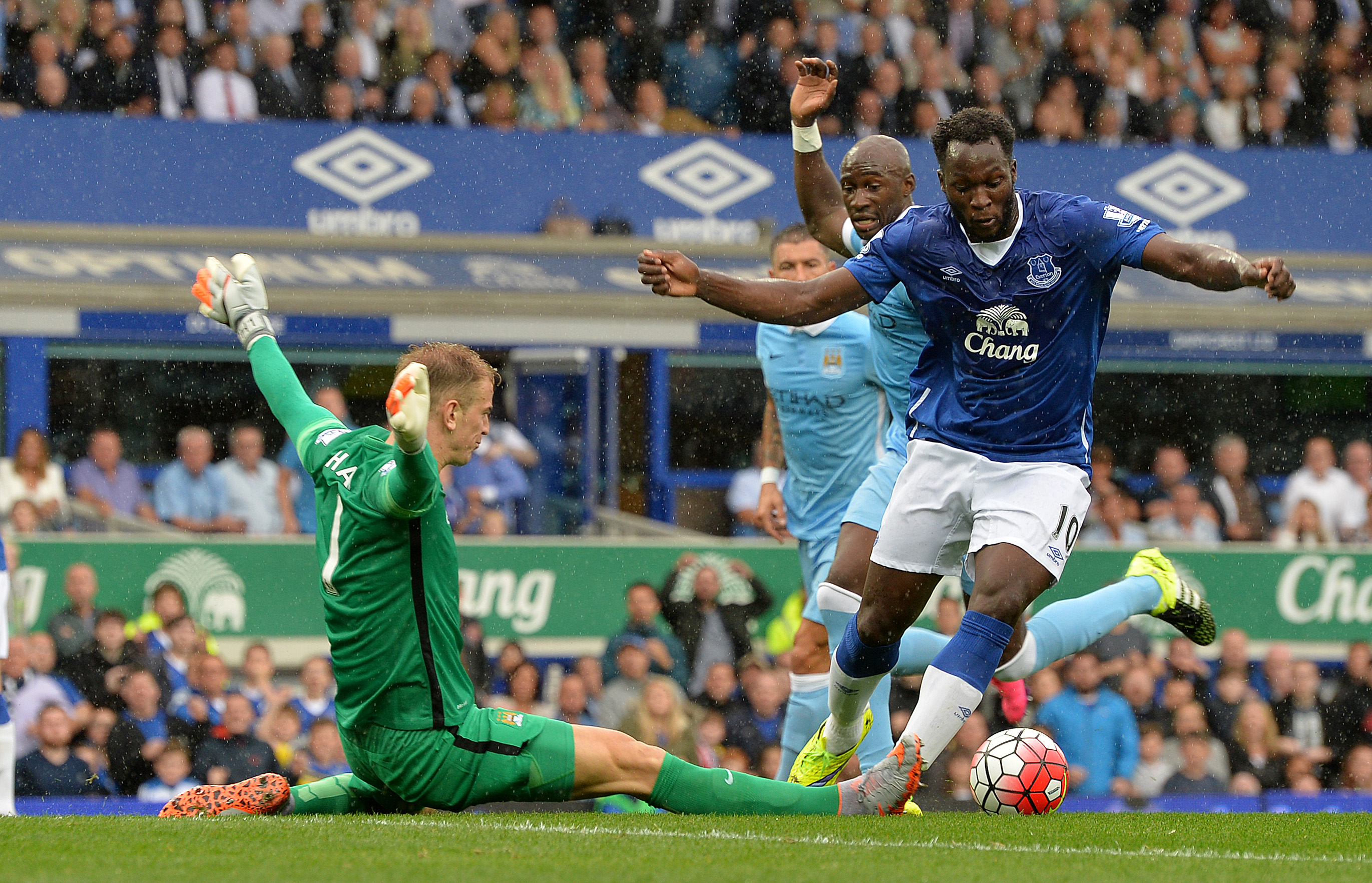 epa04895023 Everton's Romelu Lukaku (R) in action with Manchester City's Joe Hart (L)  during the English Premier League soccer match between Everton and Manchester City at Goodison Park, Liverpool, Britain, 23 August 2015.  EPA/PETER POWELL EDITORIAL USE ONLY. No use with unauthorized audio, video, data, fixture lists, club/league logos or 'live' services. Online in-match use limited to 75 images, no video emulation. No use in betting, games or single club/league/player publications