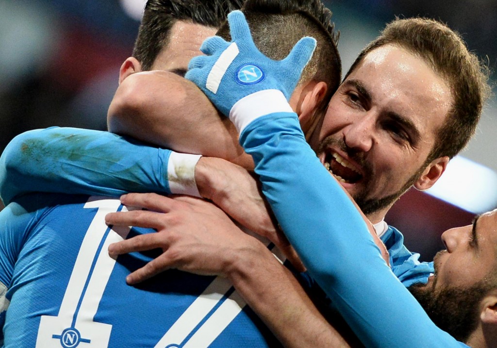 epa05105818 Napoli's forward Gonzalo Higuain celebrates with teammates after scoring goal of 2-1 during the Italian Serie A soccer match Ssc Napoli vs Us Sassuolo at San Paolo Stadium, Naples, 16 January 2016.  EPA/CIRO FUSCO