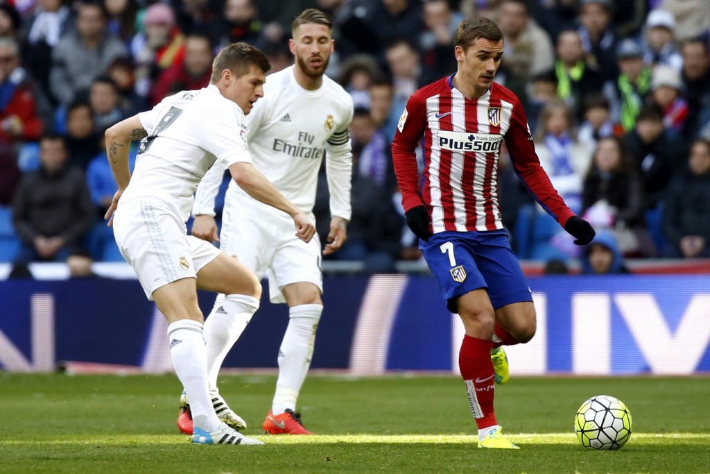 Real Madrid's German midfielder Toni Kroos (L) duels for the ball with Atletico Madrid's French midfielder Antoine Griezmann (R) during the Spanish Liga Primera Division soccer match played at Santiago Bernabeu stadium in Madrid, Spain, 27 February 2016. (Photo by Sergio Barrenechea/EPA)