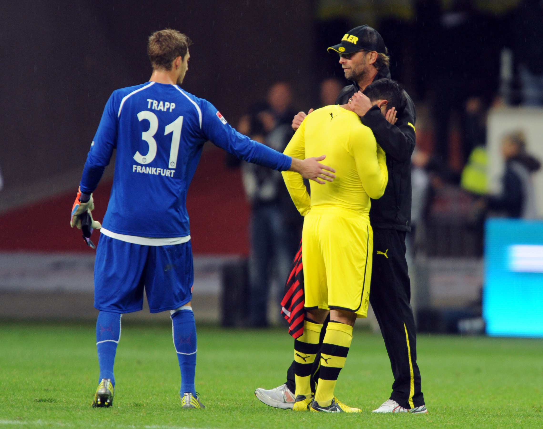 epa03410226 Dortmund coach Jurgen Klopp (R) and Frankfurt's goalkeeper Kevin Trapp (L) comfort Dortmund's Ilkay Gundogan after the German Bundesliga soccer match between Eintracht Frankfurt and Borussia Dortmund at Commerzbank Arena in Frankfurt, Germany, 25 September 2012.
(ATTENTION: EMBARGO CONDITIONS! The DFL permits the further
utilisation of up to 15 pictures only (no sequential pictures or video-similar series of pictures allowed) via the internet and online media during the match (including halftime), taken from inside the stadium and/or prior to the start of the match. The DFL permits the unrestricted transmission of digitised recordings during the match exclusively for internal editorial processing only (e.g. via picture databases) EPA/ARNE DEDERT