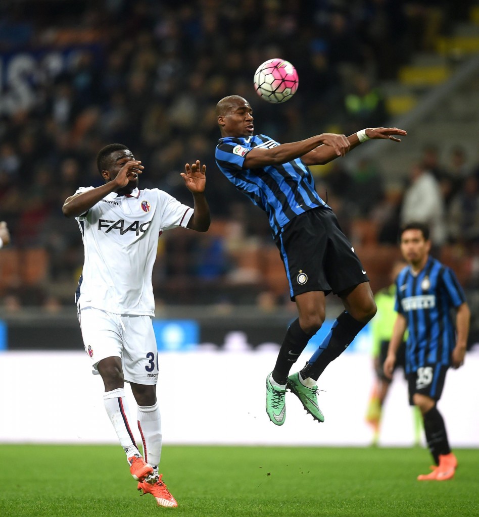 Inter's Geoffrey Kondogbia (R) and Bologna's Godfred Donsah in action. (Photo by Daniele Mascolo/EPA)