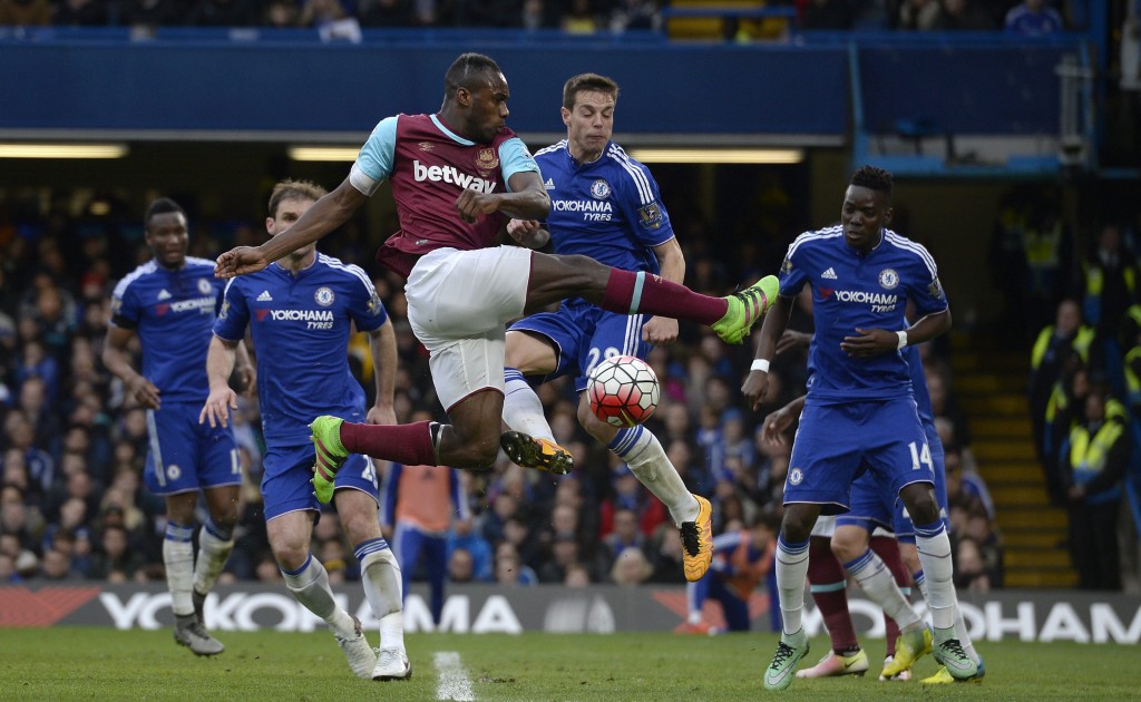 West Ham United's Michail Antonio (centre) vies for the ball against Chelsea's Cesar Azpilicueta (second left) during the English Premier League match between Chelsea and West Ham United at Stamford Bridge, London, Britain, 19 March 2016. (Photo by Will Oliver/EPA)