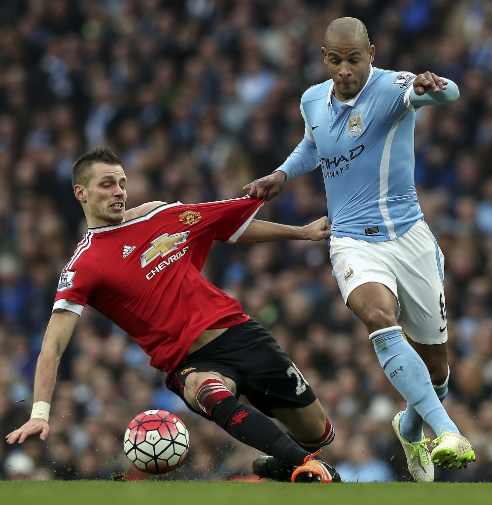Manchester City's Fernando Reges (R) fights for the ball with Manchester United's Morgan Schneiderlin (L) during the English Premier League soccer match between Manchester City and Manchester United in Manchester, Britain, 20 March 2016. (Photo by NIGEL RODDIS/EPA)