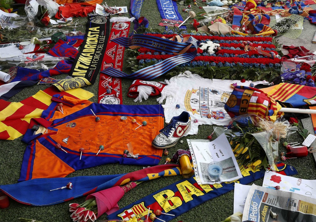 ITALIAN U-21 TEAM VISITS CRUYFF MEMORIAL AT CAMP NOU