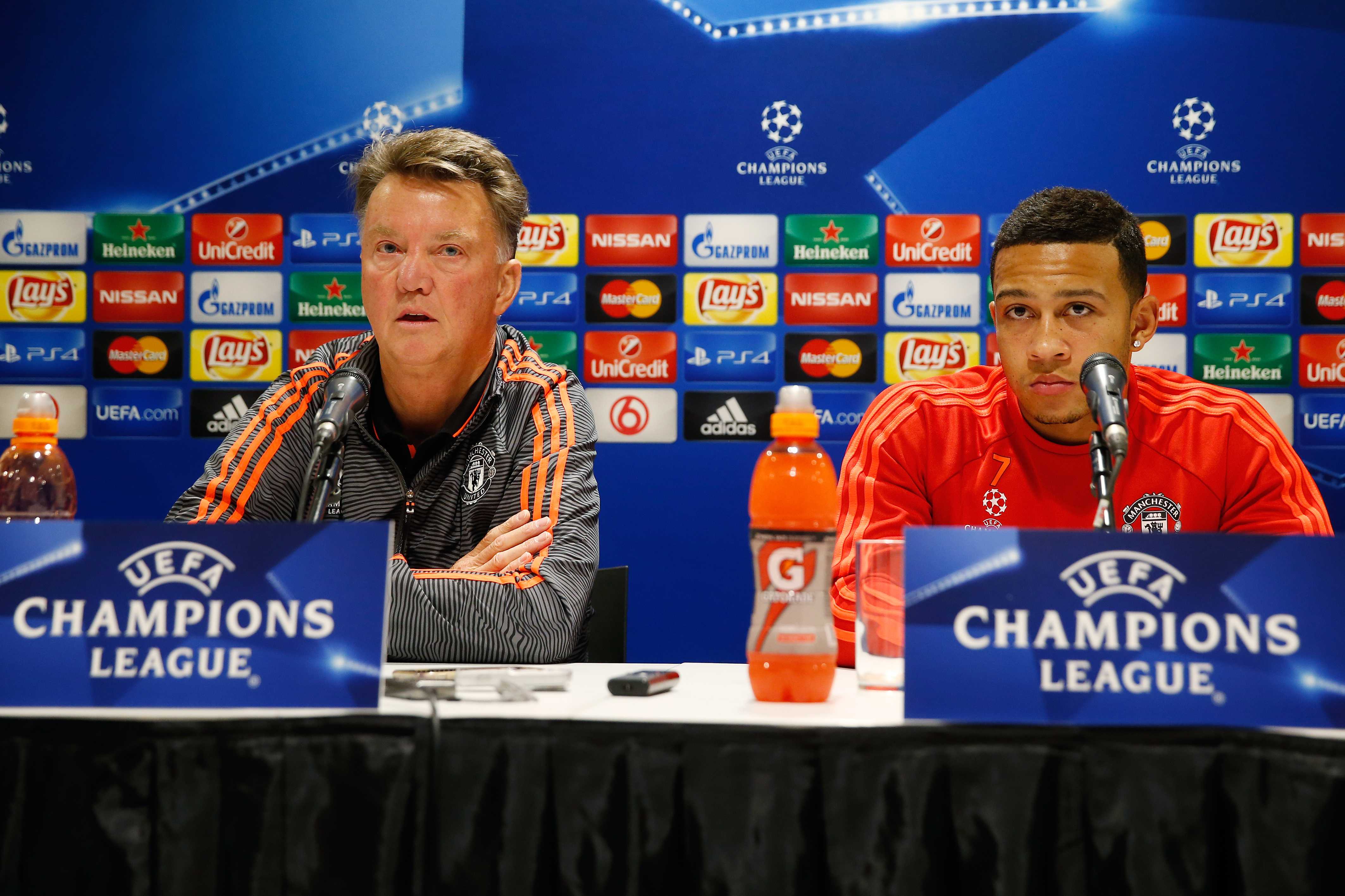 epa04930467 Manchester United manager Louis van Gaal (L) and player Memphis attend a press conference in Eindhoven, The Netherlands, 14 September 2015. Manchester United will face PSV Eindhoven in a UEFA Champions League Group B match in Eindhoven on 15 September. EPA/Bas Czerwinski