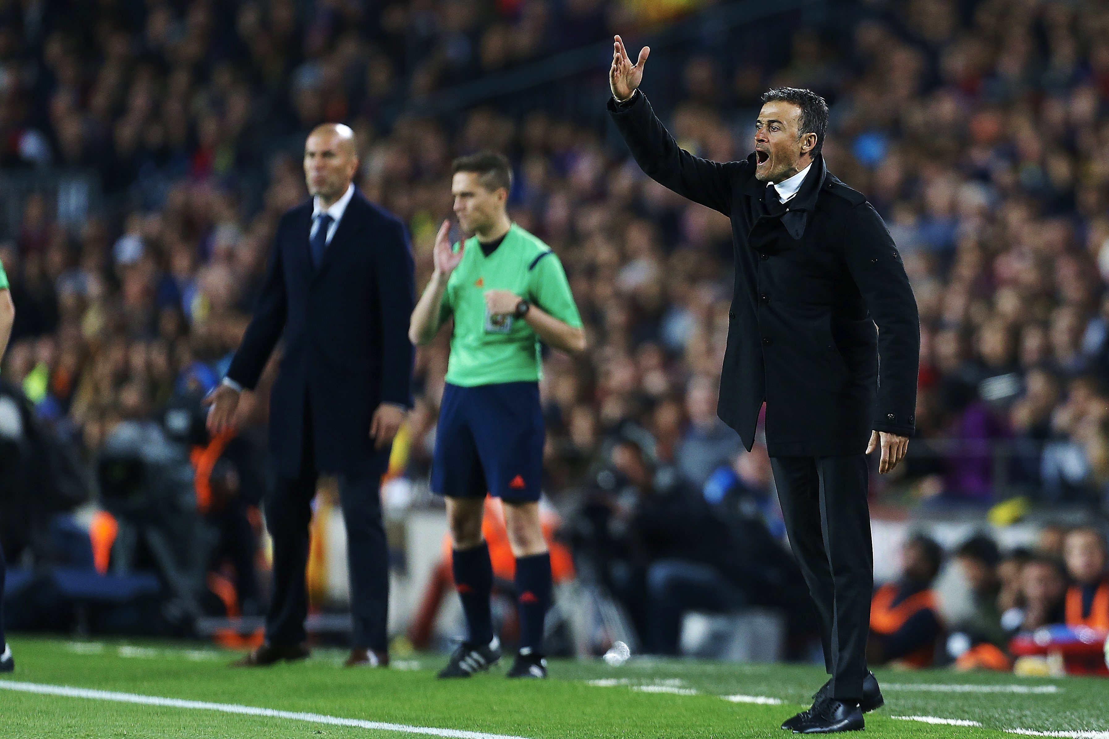 epa05241252 FC Barcelona's Spanish coach Luis Enrique (R) and Real Madrid's French Zinedine Zidane (L) during their Spanish Primera Division soccer match at Camp Nou stadium in Barcelona, northeasterm Spain, 02 April 2016. EPA/Alejandro Garcia