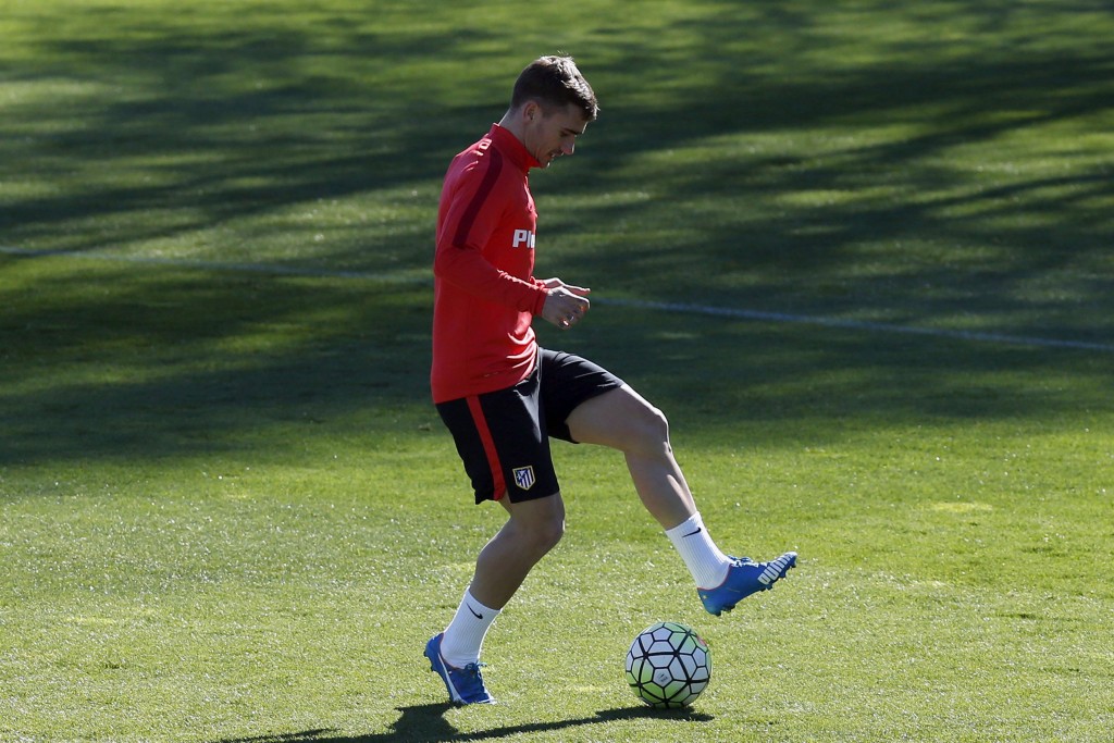 Madrid's French forward Antoine Griezmann in action during a training session held at the Cerro del Espino sports complex in Majadahonda, outside Madrid, Spain, 08 April 2016.