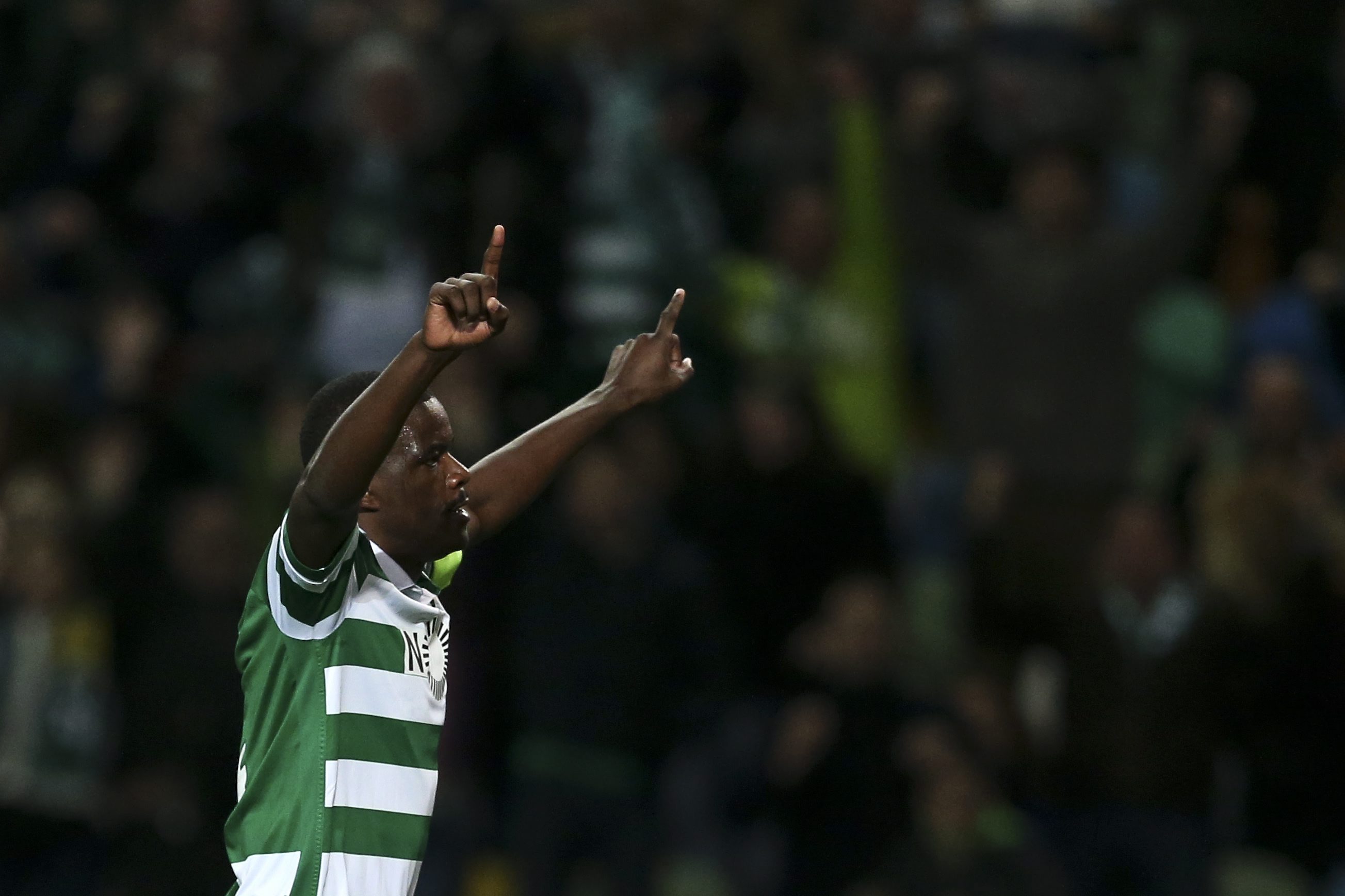 epa05251724 Sporting's William Carvalho celebrates after scoring the second goal against Maritimo during their Portuguese First League soccer match held at Alvalade Stadium, in Lisbon, Portugal, 09 April 2016. EPA/MANUEL DE ALMEIDA