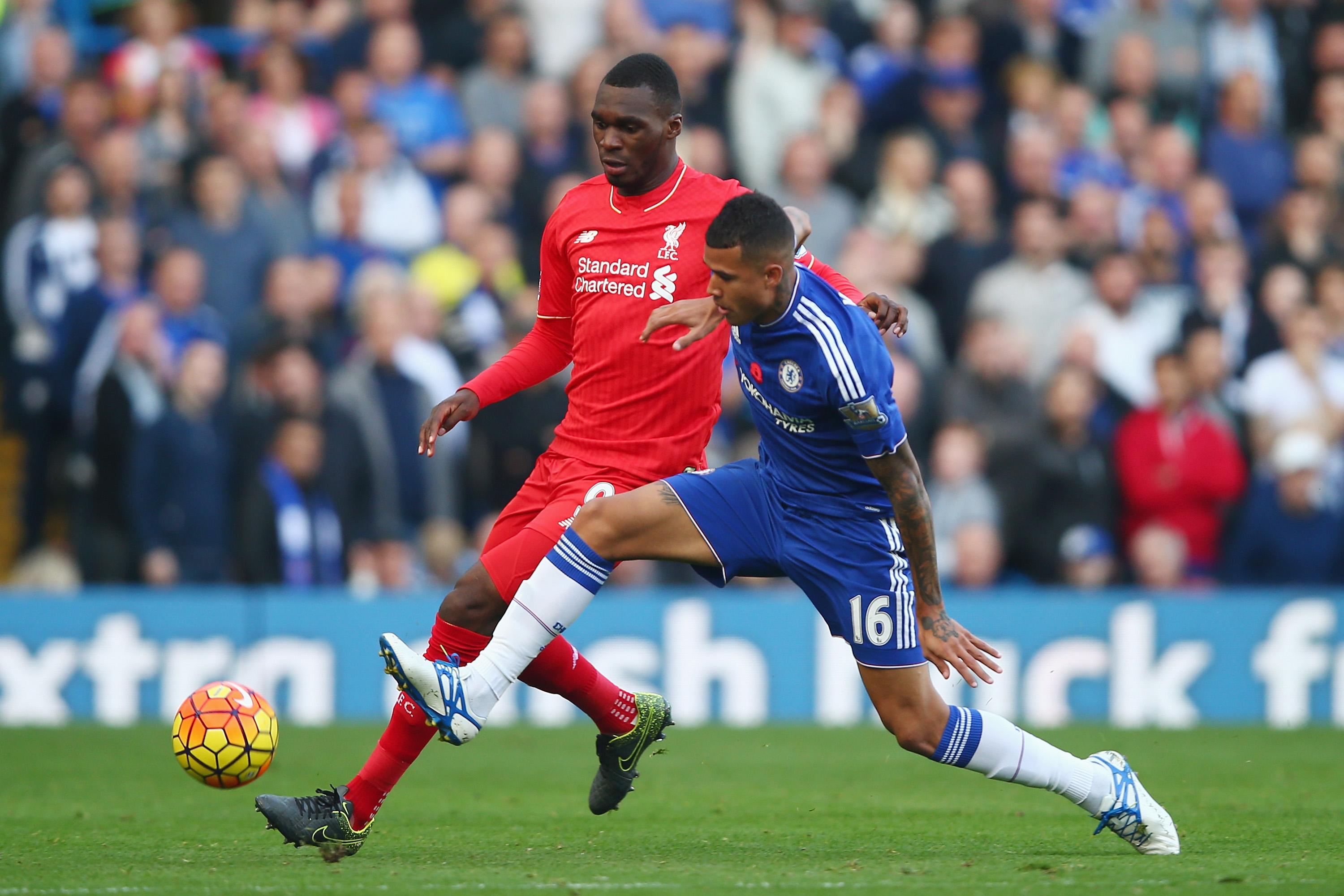LONDON, ENGLAND - OCTOBER 31: Kenedy of Chelsea and Christian Benteke of Liverpool compete for the ball during the Barclays Premier League match between Chelsea and Liverpool at Stamford Bridge on October 31, 2015 in London, England. (Photo by Clive Rose/Getty Images)