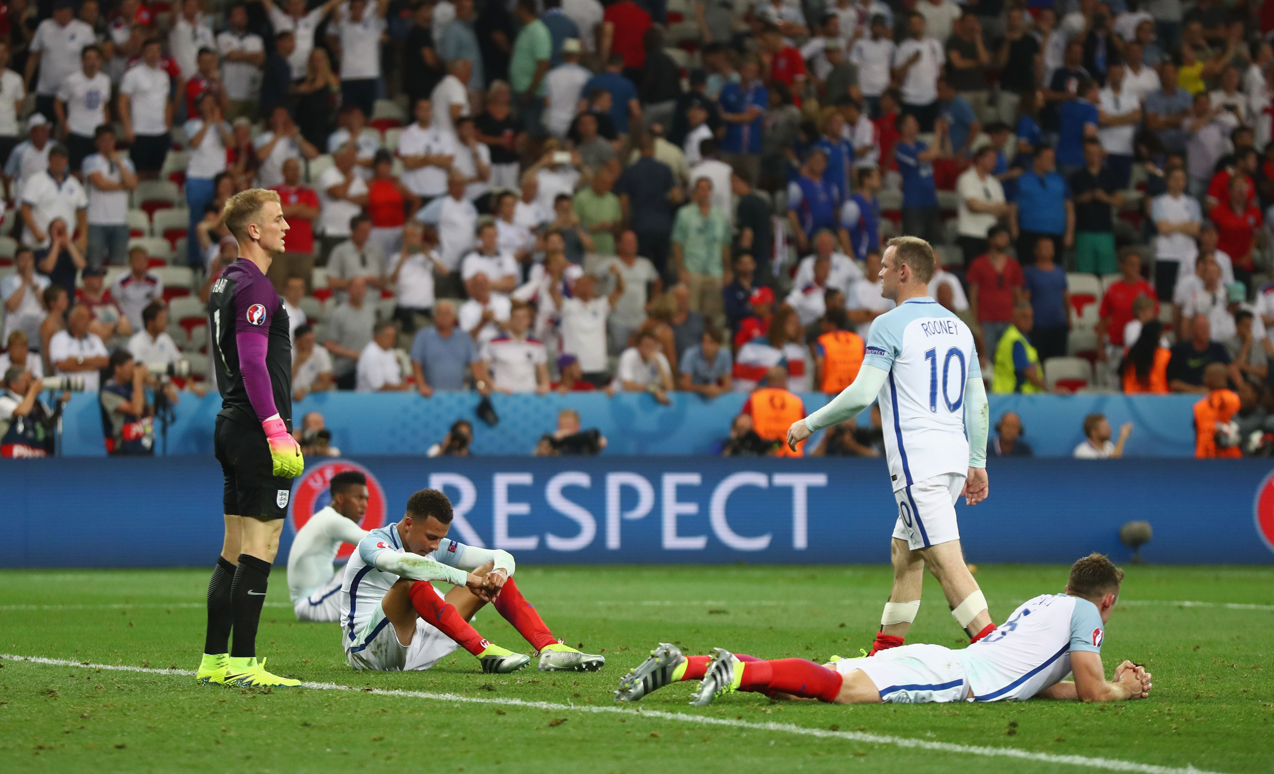 NICE, FRANCE - JUNE 27:  Wayne Rooney of England (2nd R) walks toward Dele Alli (3rd L) to console after the UEFA EURO 2016 round of 16 match between England and Iceland at Allianz Riviera Stadium on June 27, 2016 in Nice, France.  (Photo by Lars Baron/Getty Images)