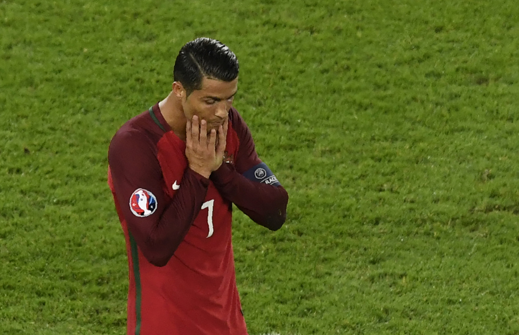 Portugal's forward Cristiano Ronaldo reacts after he missed to score a penalty during the Euro 2016 group F football match between Portugal and Austria at the Parc des Princes in Paris on June 18, 2016. / AFP / MIGUEL MEDINA        (Photo credit should read MIGUEL MEDINA/AFP/Getty Images)