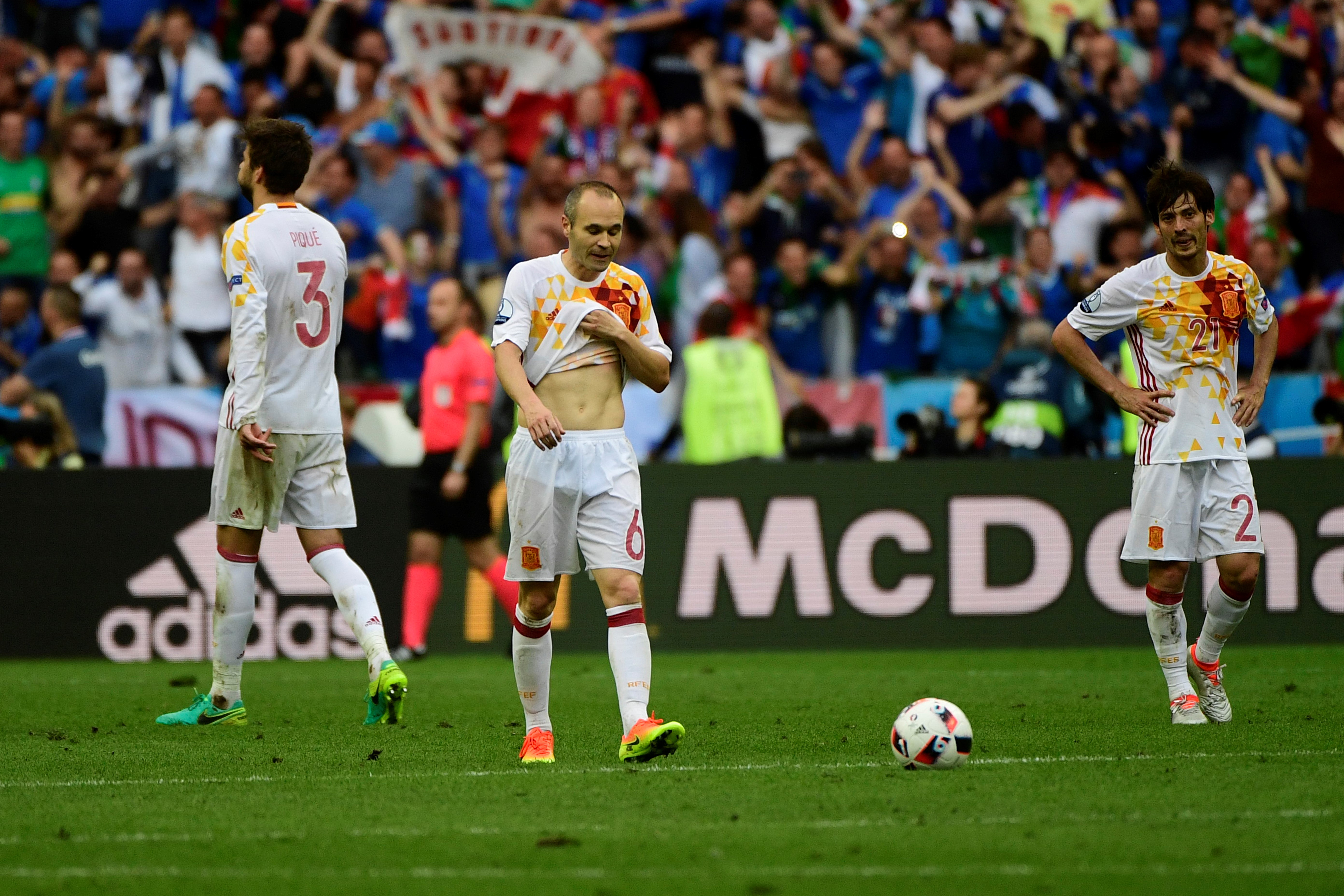 (LtoR) Spain's defender Gerard Pique, Spain's midfielder Andres Iniesta and Spain's midfielder David Silva react after the Euro 2016 round of 16 football match between Italy and Spain at the Stade de France stadium in Saint-Denis, near Paris, on June 27, 2016.
Italy won the match 2:0. / AFP / PIERRE-PHILIPPE MARCOU (Photo credit should read PIERRE-PHILIPPE MARCOU/AFP/Getty Images)