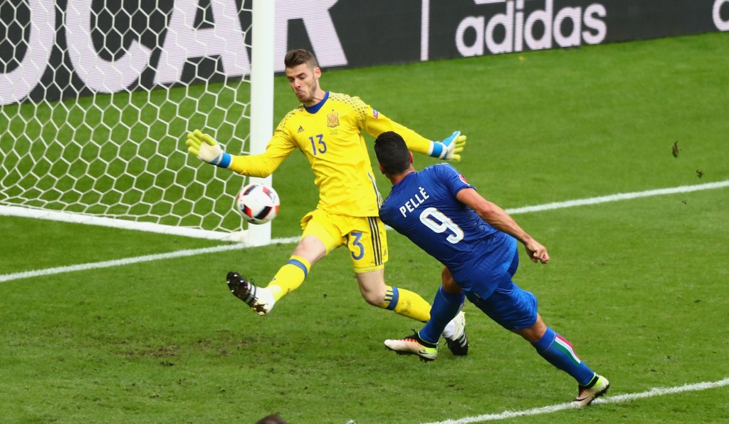 PARIS, FRANCE - JUNE 27: Graziano Pelle of Italy scores his team's second goal past David de Gea of Spain during the UEFA EURO 2016 round of 16 match between Italy and Spain at Stade de France on June 27, 2016 in Paris, France. (Photo by Clive Rose/Getty Images)