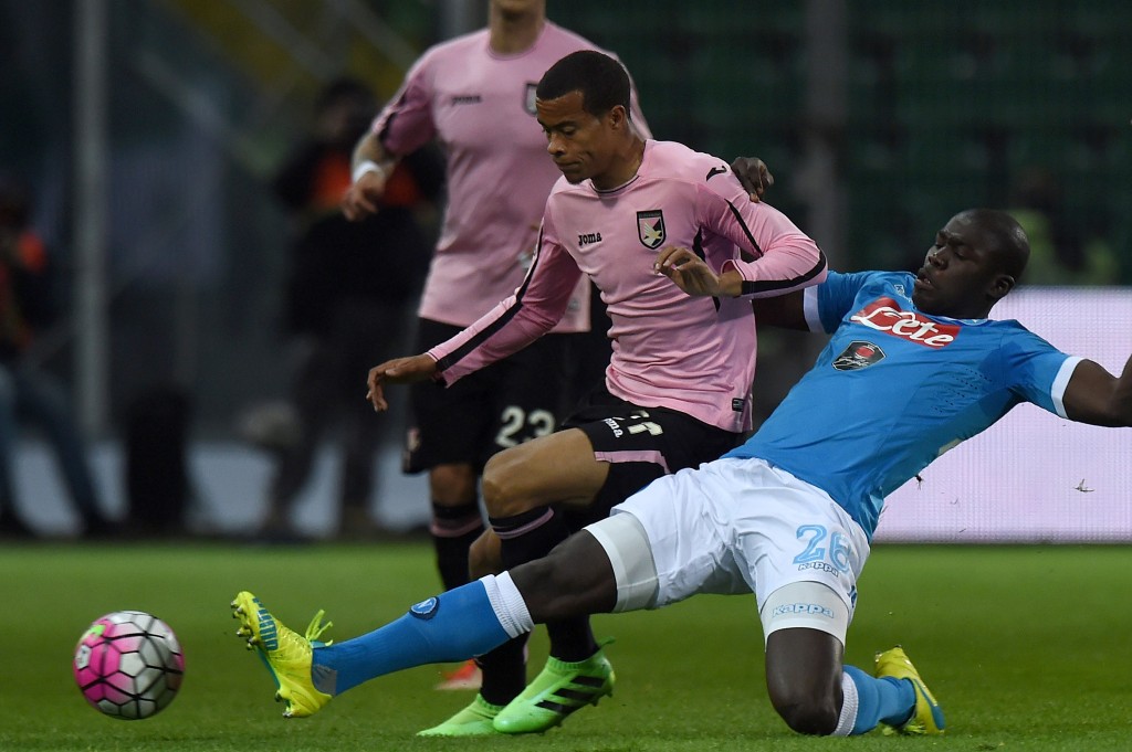 PALERMO, ITALY - MARCH 13: Robin Quaison (L) of Palermo is challenged by Kalidou Koulobaly during the Serie A match between US Citta di Palermo and SSC Napoli at Stadio Renzo Barbera on March 13, 2016 in Palermo, Italy. (Photo by Tullio M. Puglia/Getty Images)