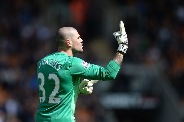 Manchester United's Spanish goalkeeper Víctor Valdes gestures to his team's bench during the English Premier League football match between Hull City and Manchester United at the KC Stadium in Kingston upon Hull, north east England on May 24, 2015. AFP PHOTO / OLI SCARFF RESTRICTED TO EDITORIAL USE. NO USE WITH UNAUTHORIZED AUDIO, VIDEO, DATA, FIXTURE LISTS, CLUB/LEAGUE LOGOS OR LIVE SERVICES. ONLINE IN-MATCH USE LIMITED TO 45 IMAGES, NO VIDEO EMULATION. NO USE IN BETTING, GAMES OR SINGLE CLUB/LEAGUE/PLAYER PUBLICATIONS. (Photo credit should read OLI SCARFF/AFP/Getty Images)