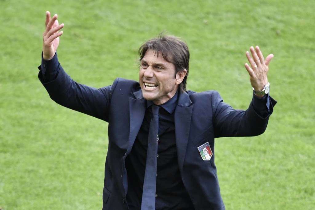 Italy's coach Antonio Conte gestures during Euro 2016 round of 16 football match between Italy and Spain at the Stade de France stadium in Saint-Denis, near Paris, on June 27, 2016. / AFP / PHILIPPE LOPEZ (Photo credit should read PHILIPPE LOPEZ/AFP/Getty Images)