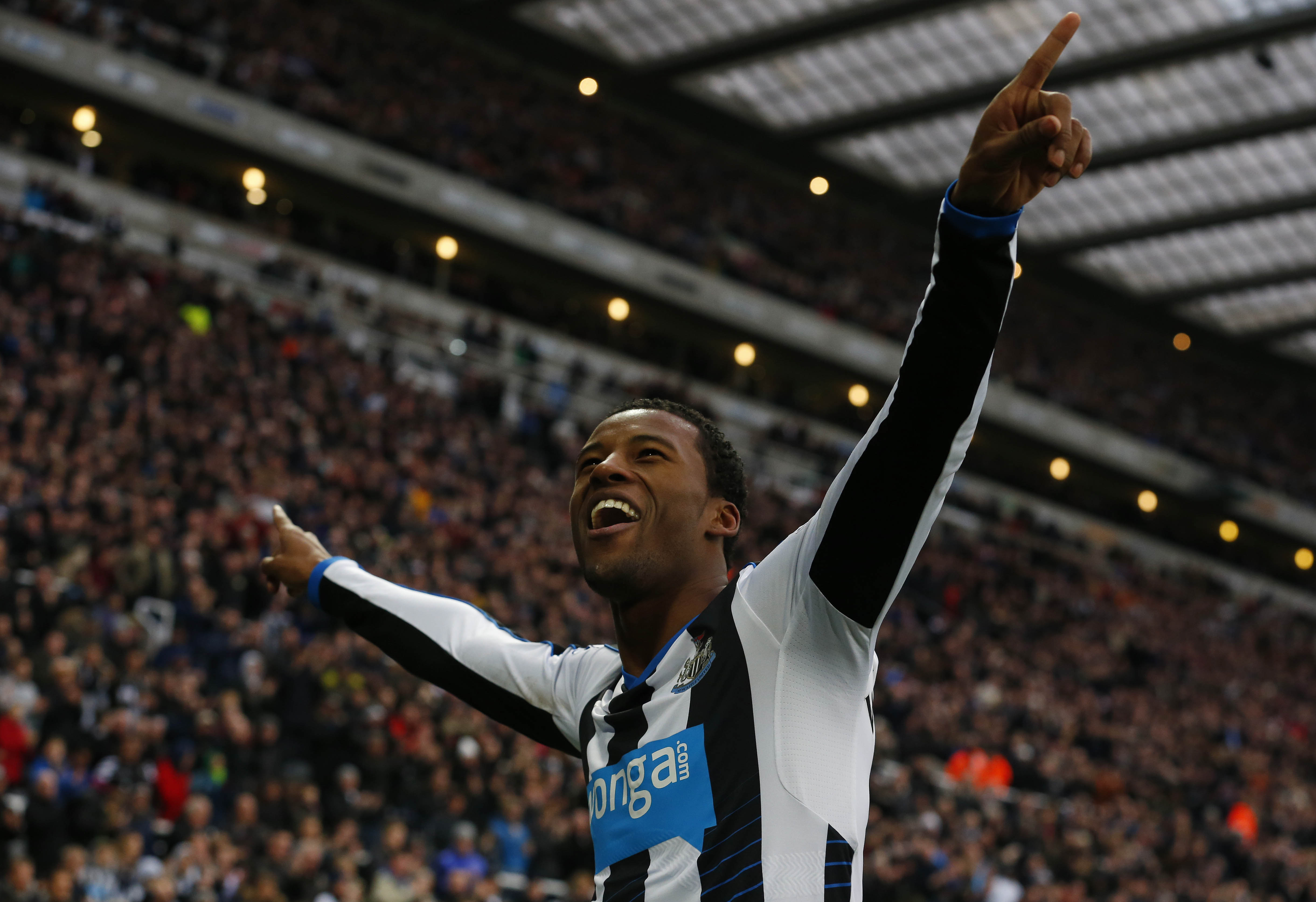 Newcastle United's Dutch midfielder Georginio Wijnaldum (R) celebrates scoring his team's second goal during the English Premier League football match between Newcastle United and West Ham United at St James' Park in Newcastle-upon-Tyne, north east England on January 16, 2016. AFP PHOTO / LINDSEY PARNABY
RESTRICTED TO EDITORIAL USE. No use with unauthorized audio, video, data, fixture lists, club/league logos or 'live' services. Online in-match use limited to 75 images, no video emulation. No use in betting, games or single club/league/player publications. / AFP / LINDSEY PARNABY (Photo credit should read LINDSEY PARNABY/AFP/Getty Images)