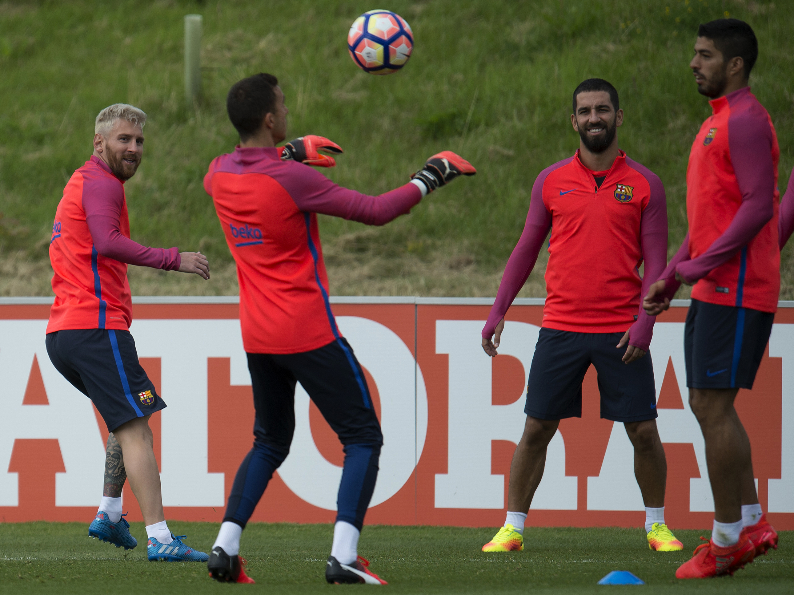 Barcelona's Argentinian forward Lionel Messi (L), Barcelona's Uruguayan forward Luis Suarez (R) and Barcelona's Turkish midfielder Arda Turan (2R) take part in a team training session at St George's Park near Burton-on-Trent, central England, on July 26, 2016.
Barcelona are taking part in a five-day training camp at the English Football Association's national football centre, ahead of their 2016 International Champions Cup fixtures against Celtic in Dublin on July 30, and Liverpool at Wembley on August 6. / AFP / OLI SCARFF (Photo credit should read OLI SCARFF/AFP/Getty Images)